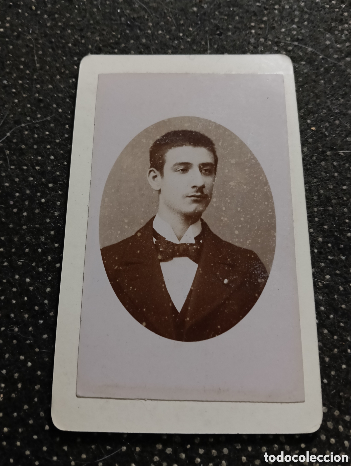 Fotograf&iacute;a antigua: 1880-1900 &Eacute;poca Victoriana Fotograf&iacute;a de un muchacho posando para la ocasi&oacute;n 10,5 x 6,5 cm aprox.