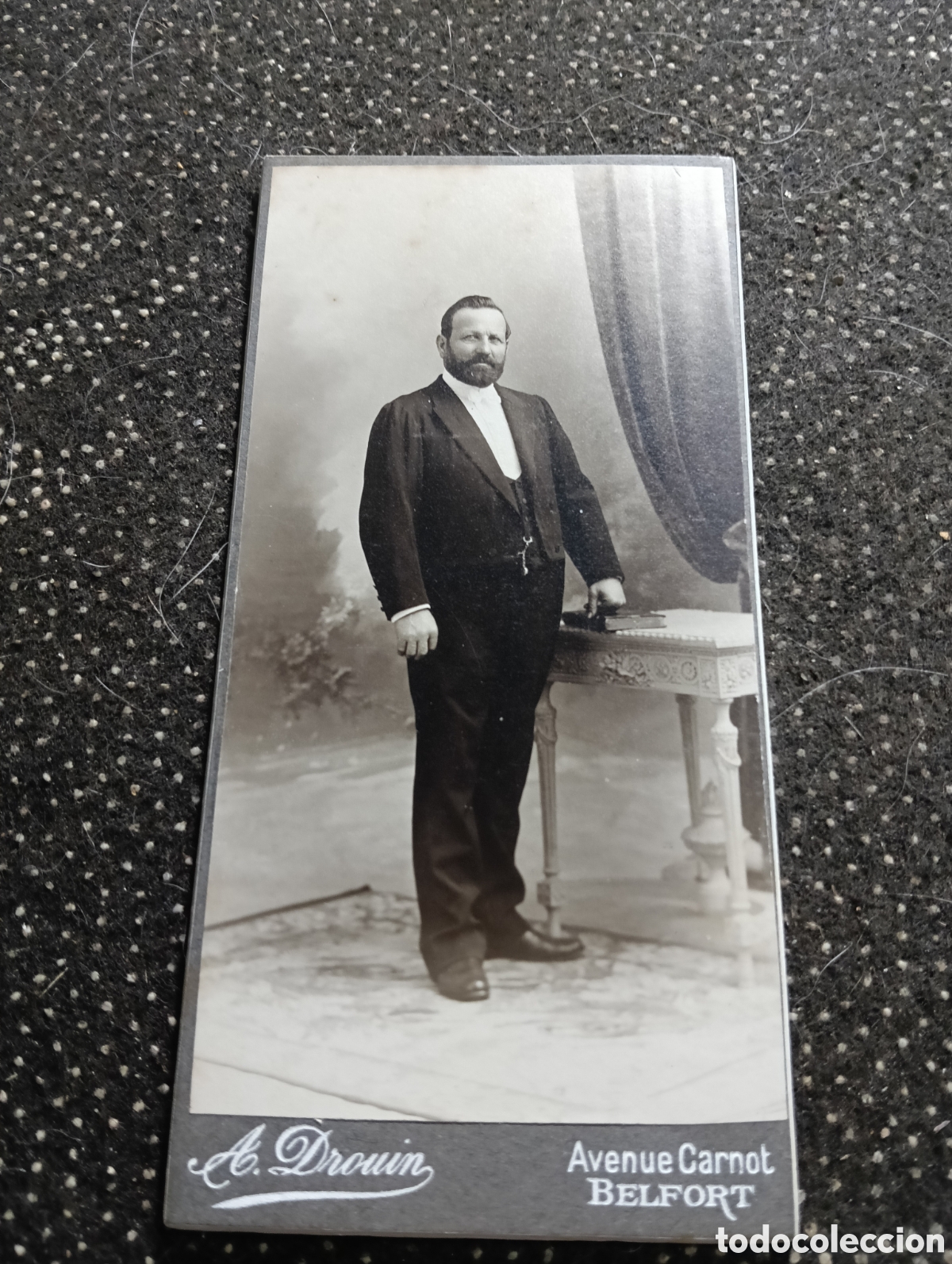 Fotograf&iacute;a antigua: 1880-1900 &Eacute;poca Victoriana Fotograf&iacute;a de un se&ntilde;or posando para la ocasi&oacute;n 13 x 6,5 cm aprox.
