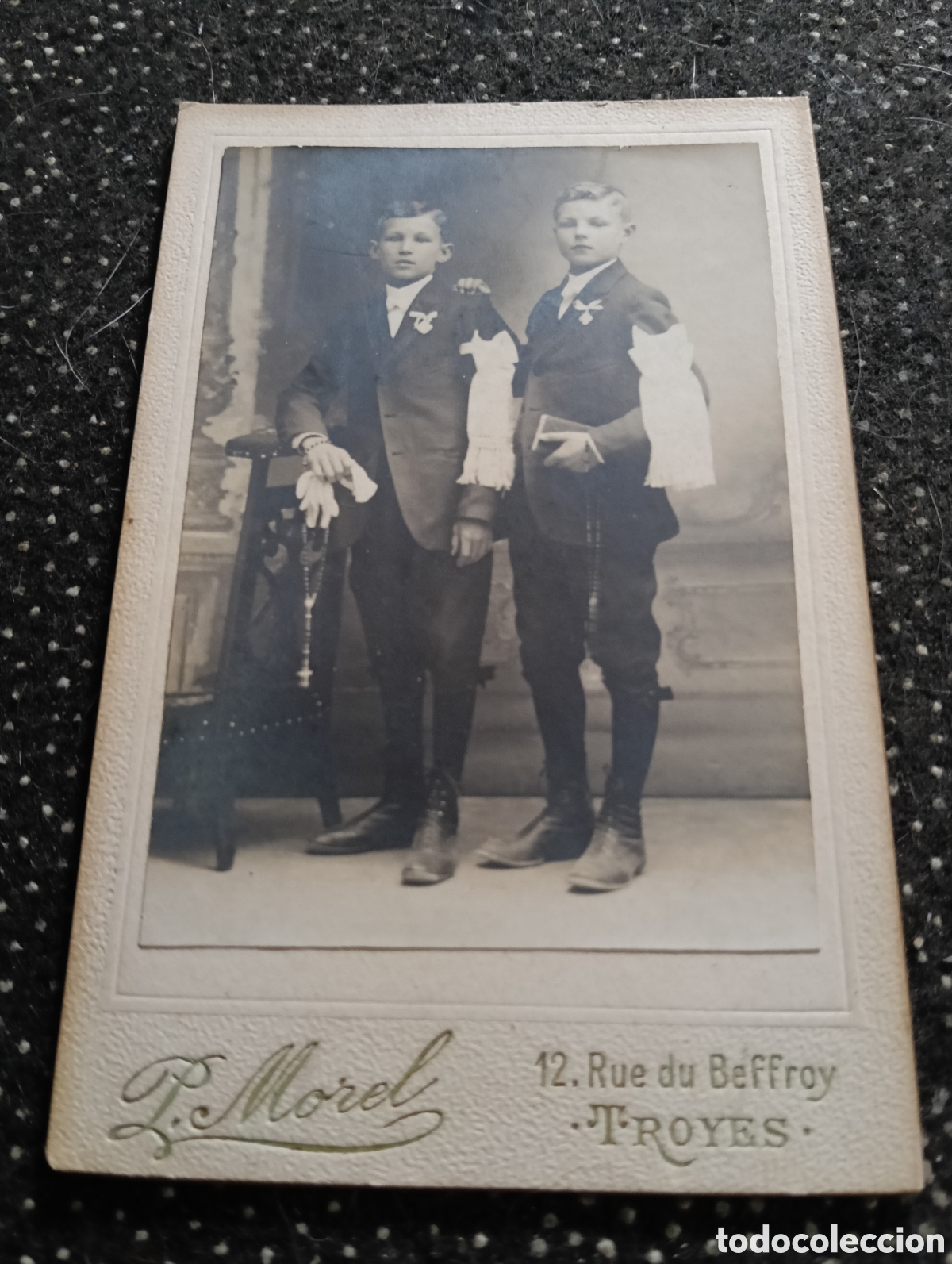 Fotograf&iacute;a antigua: 1880-1900 &Eacute;poca Victoriana Fotograf&iacute;a de dos hermanos posando en la primera comuni&oacute;n 10,5 x 6,5 cm a