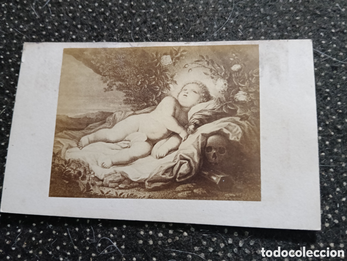 Fotograf&iacute;a antigua: 1880-1900 &Eacute;poca Victoriana Fotograf&iacute;a o dibujo del ni&ntilde;o Jes&uacute;s, con una calavera de coj&iacute;n 10,5 x 6,5