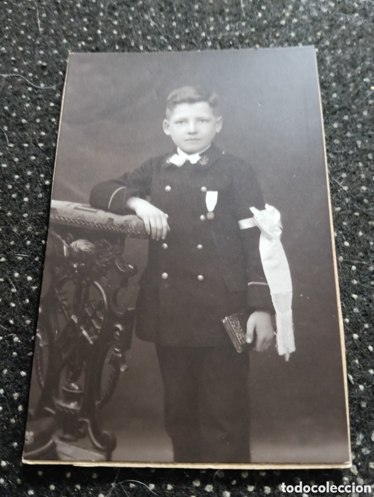Fotograf&iacute;a antigua: 1880-1900 &Eacute;poca Victoriana Fotograf&iacute;a de un ni&ntilde;o que a hecho la primera comuni&oacute;n 9 x 6,5 cm aprox