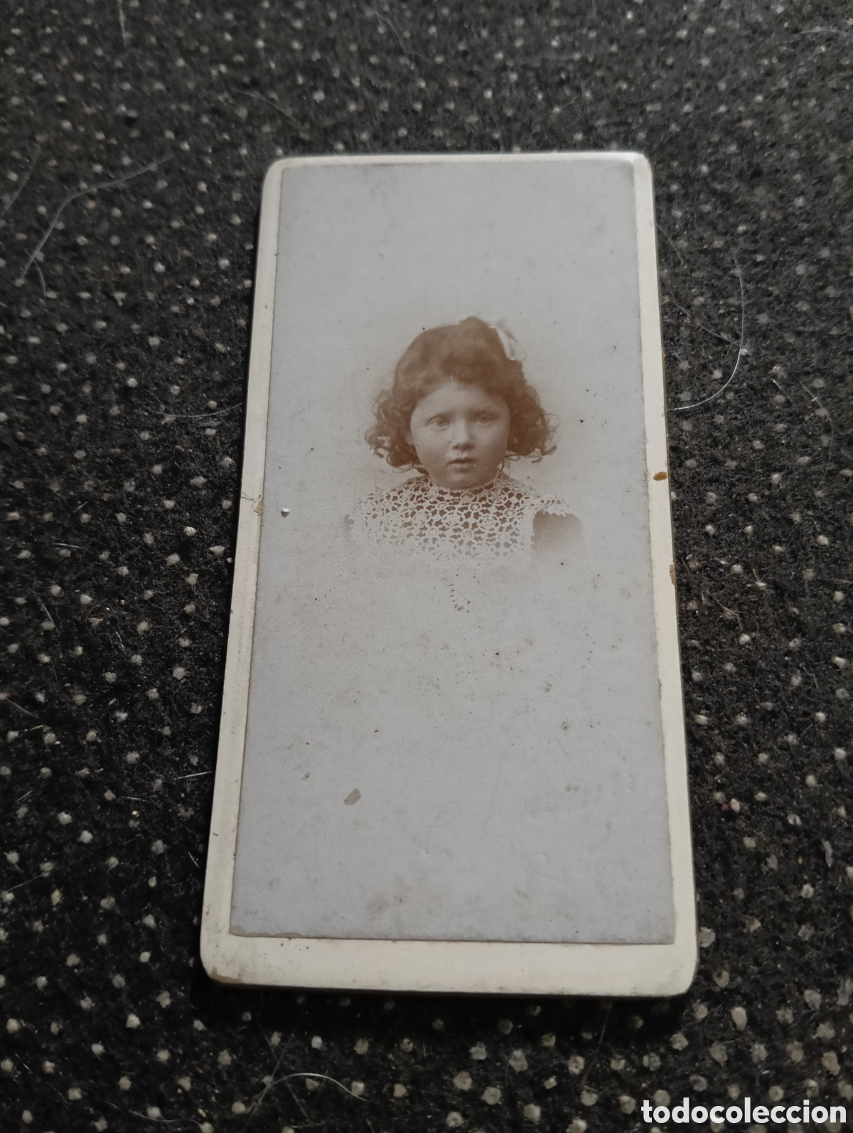 Fotograf&iacute;a antigua: 1880-1900 &Eacute;poca Victoriana Fotograf&iacute;a de una ni&ntilde;a posando para la ocasi&oacute;n 8 x 4 cm aprox.