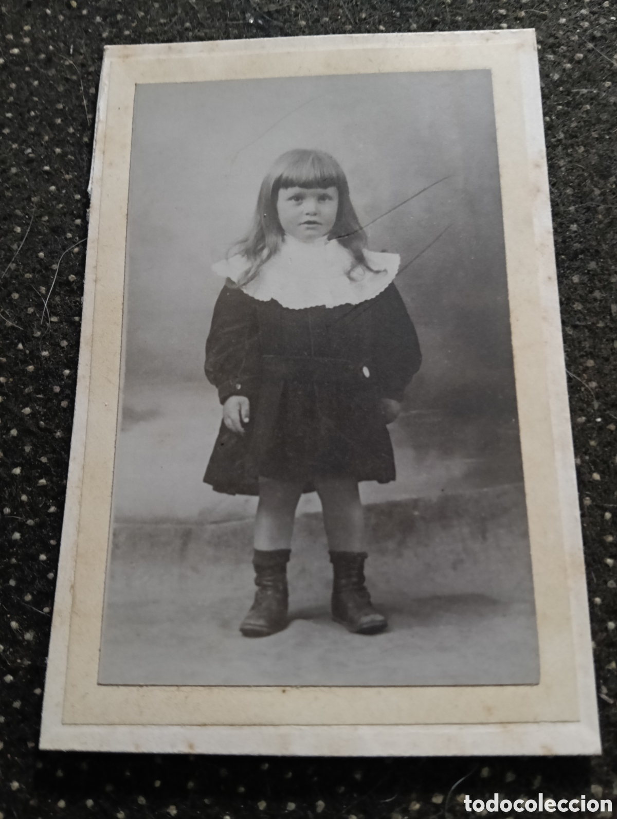 Fotograf&iacute;a antigua: 1880-1900 &Eacute;poca Victoriana Fotograf&iacute;a de una ni&ntilde;a posando para la ocasi&oacute;n 10,5 x 6,5 cm aprox.