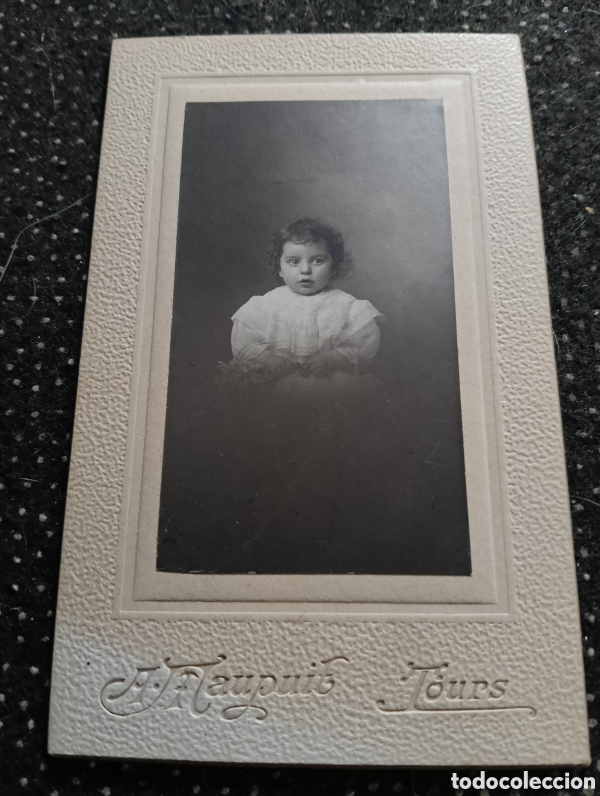 Fotograf&iacute;a antigua: 1880-1900 &Eacute;poca Victoriana Fotograf&iacute;a de una ni&ntilde;a posando para la ocasi&oacute;n 10,5 x 6,5 cm aprox.