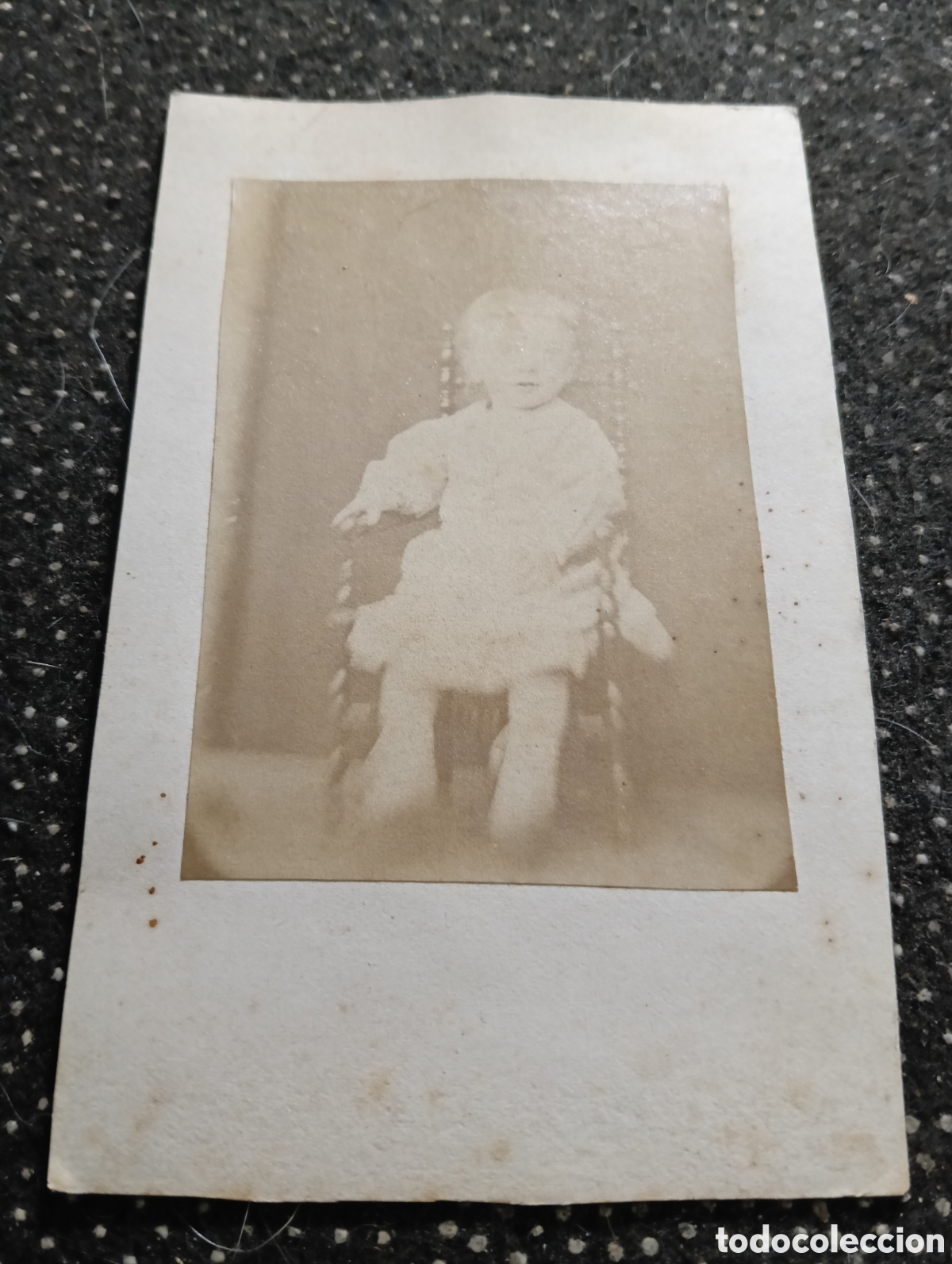 Fotograf&iacute;a antigua: 1880-1900 &Eacute;poca Victoriana Fotograf&iacute;a de una ni&ntilde;o posando para la ocasi&oacute;n 10,5 x 6,5 cm aprox.