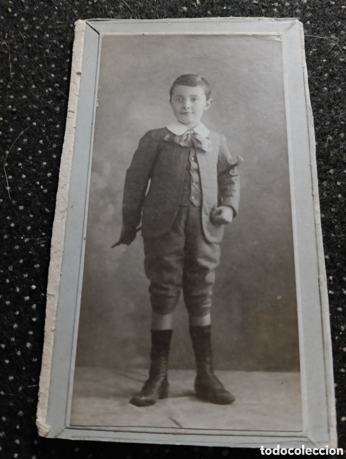 Fotograf&iacute;a antigua: 1880-1900 &Eacute;poca Victoriana Fotograf&iacute;a de una ni&ntilde;o posando para la ocasi&oacute;n 10,5 x 6,5 cm aprox.