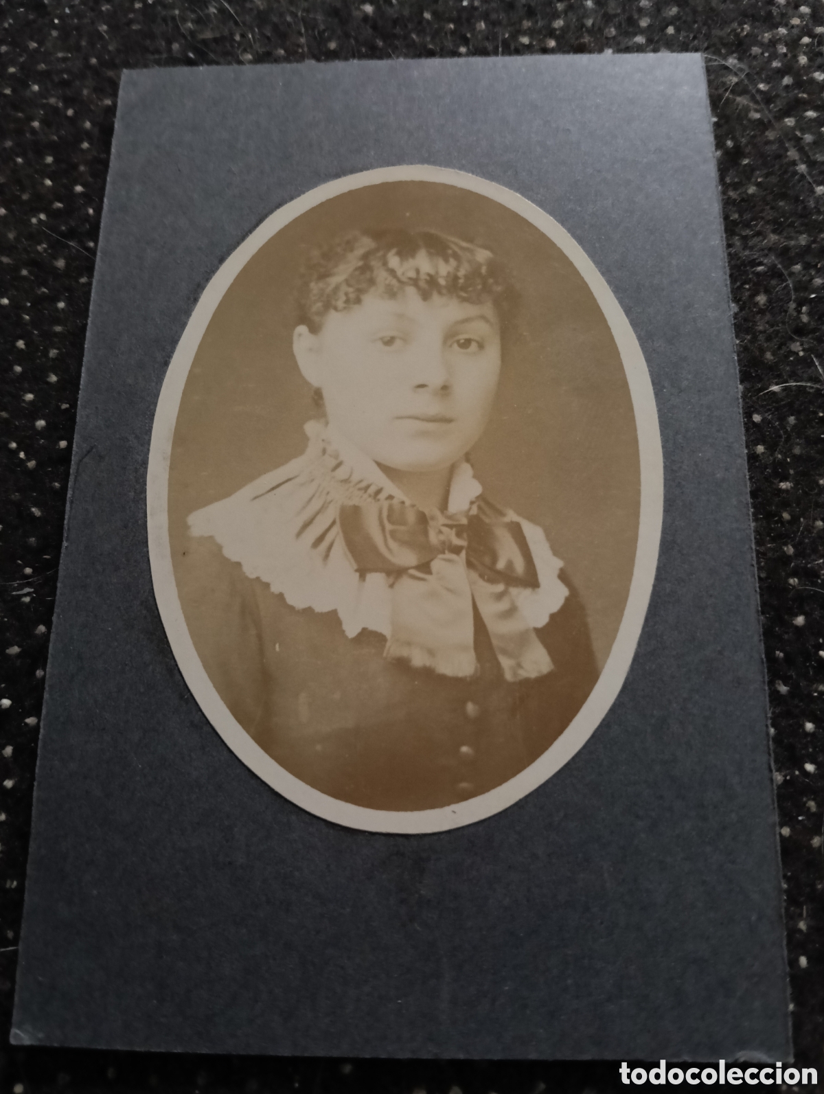 Fotograf&iacute;a antigua: 1880-1900 &Eacute;poca Victoriana Fotograf&iacute;a de una ni&ntilde;o posando para la ocasi&oacute;n 10,5 x 6,5 cm aprox.