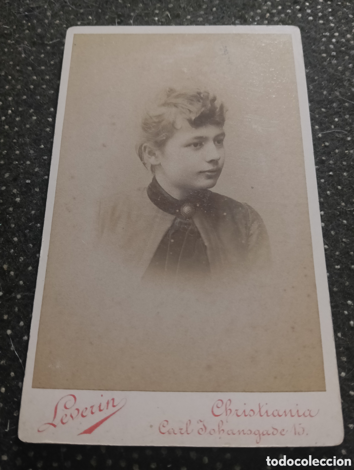 Fotograf&iacute;a antigua: 1865-1910 Fotograf&iacute;a Victoriana en cart&oacute;n de una se&ntilde;ora mide 11 x 6,5 aprox.