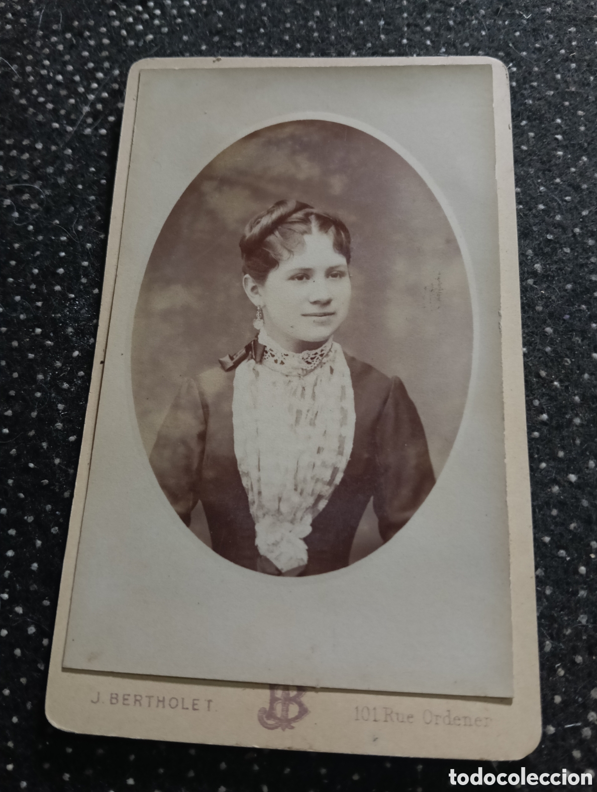 Fotograf&iacute;a antigua: 1865-1910 Fotograf&iacute;a Victoriana en cart&oacute;n de una se&ntilde;ora mide 11 x 6,5 aprox.