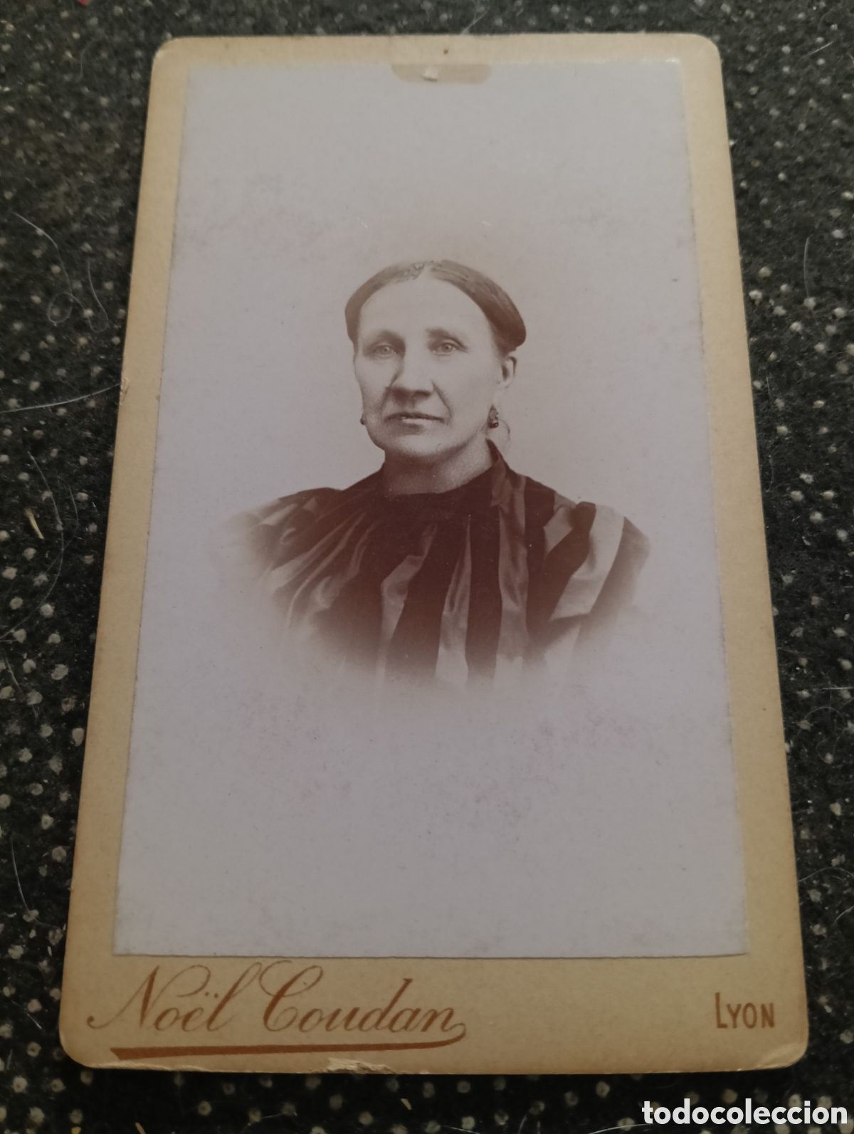 Fotograf&iacute;a antigua: 1865-1910 Fotograf&iacute;a Victoriana en cart&oacute;n de una se&ntilde;ora mide 11 x 6,5 aprox.