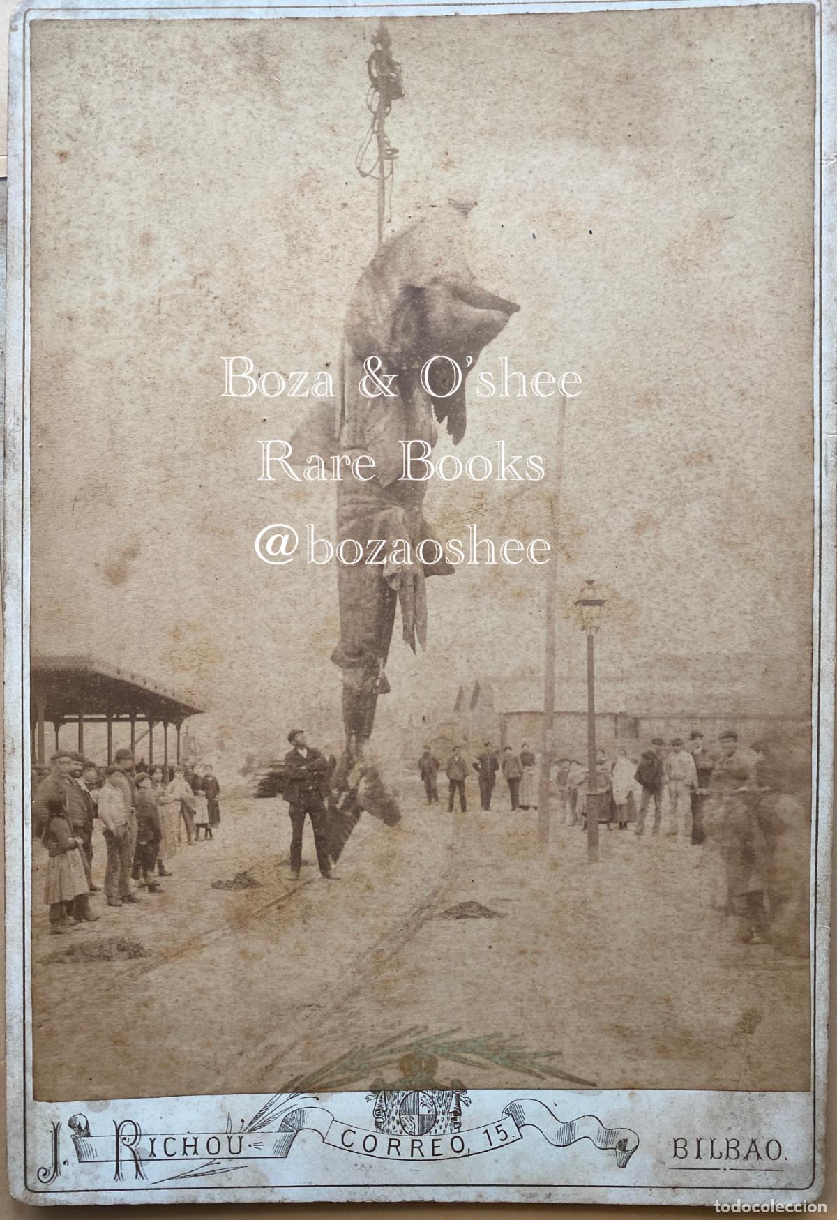 Fotograf&iacute;a antigua: RICHOU, Jorge. Escualo gigante pescado por los marinos de Ondarroa. Bilbao. 1890.