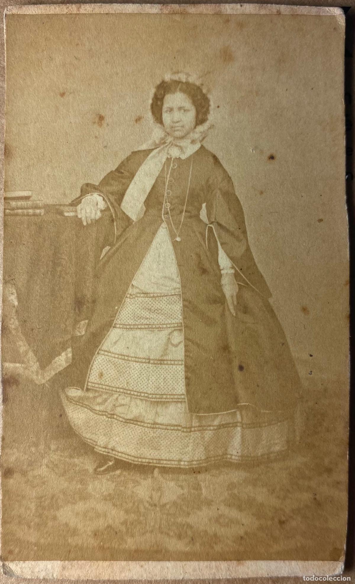 Fotograf&iacute;a antigua: Dama criolla. &iquest;C&aacute;diz, Habana? Fotograf&iacute;a de una mujer afrodescendiente. 1860 h.