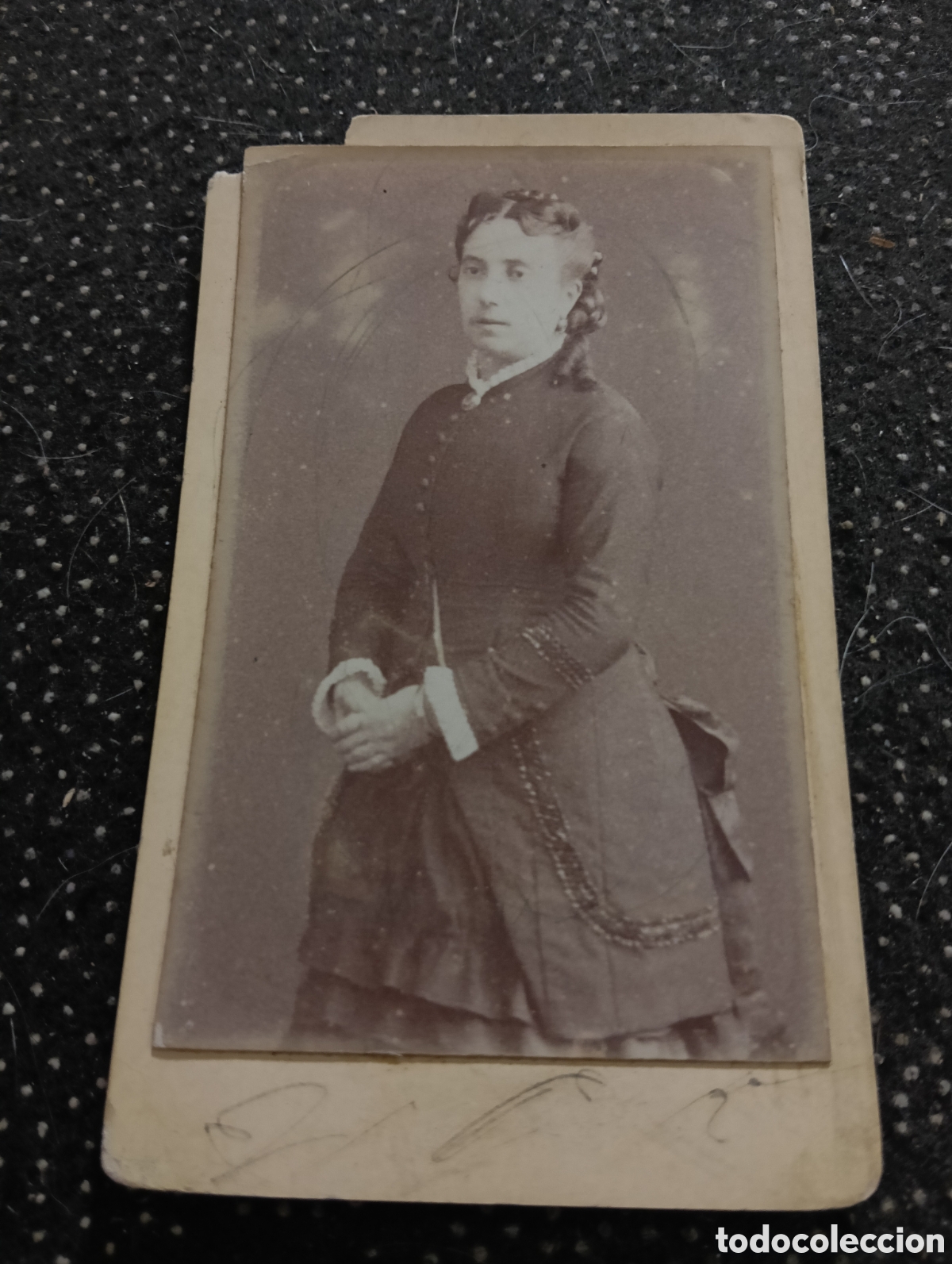 Fotograf&iacute;a antigua: 1865-1910 Fotograf&iacute;a Victoriana en cart&oacute;n de una se&ntilde;ora mide 11 x 6,5 aprox.