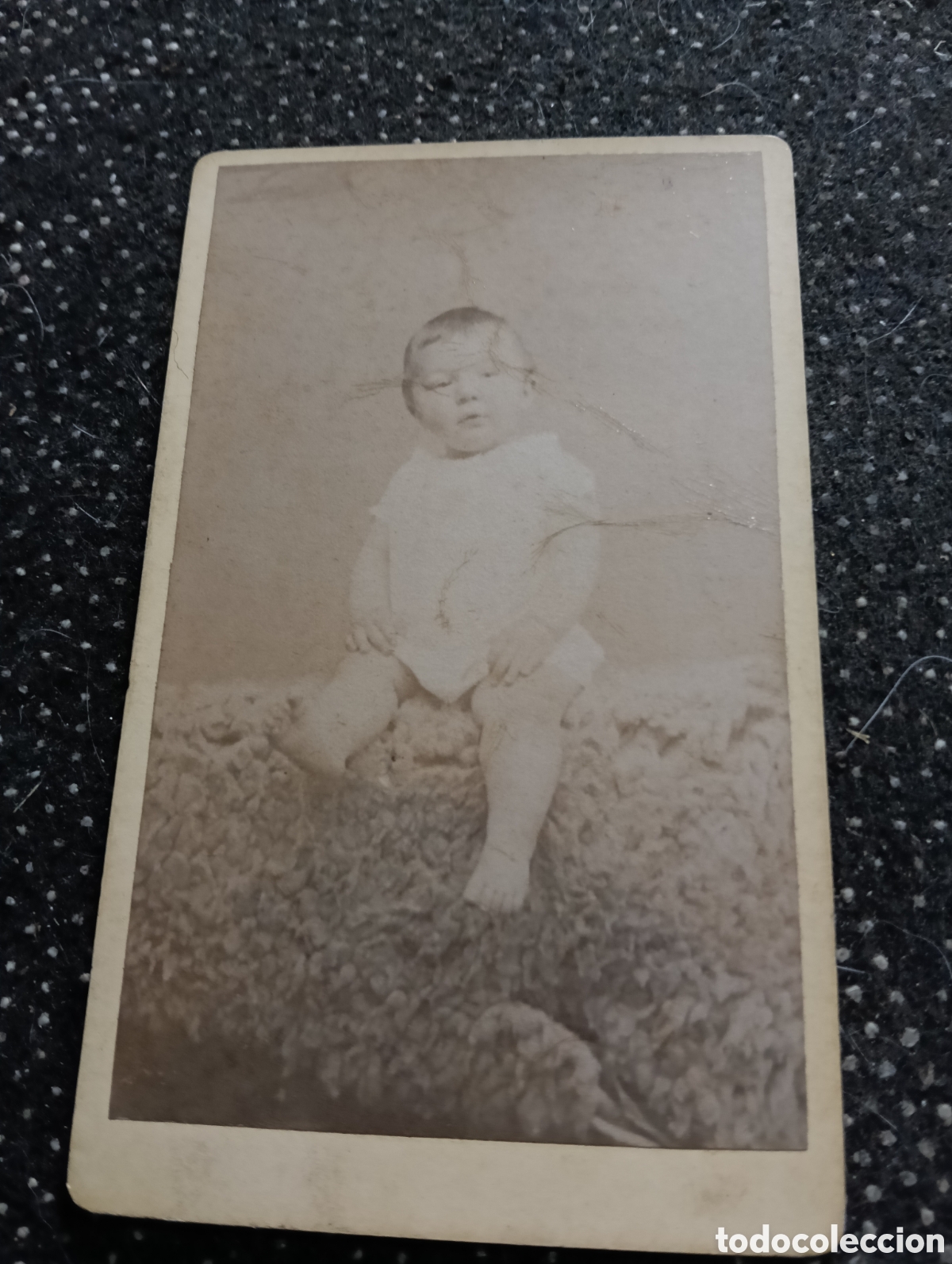 Fotografia antica: 1865-1910 Fotograf&iacute;a Victoriana en cart&oacute;n de un ni&ntilde;o o una ni&ntilde;a mide 11 x 6,5 aprox.