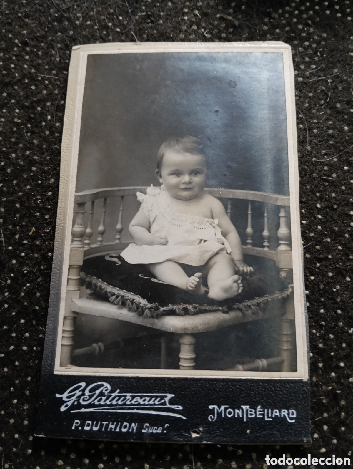 Antique Photography: 1865-1910 Fotograf&iacute;a Victoriana en cart&oacute;n de un ni&ntilde;o o una ni&ntilde;a mide 11 x 6,5 aprox.