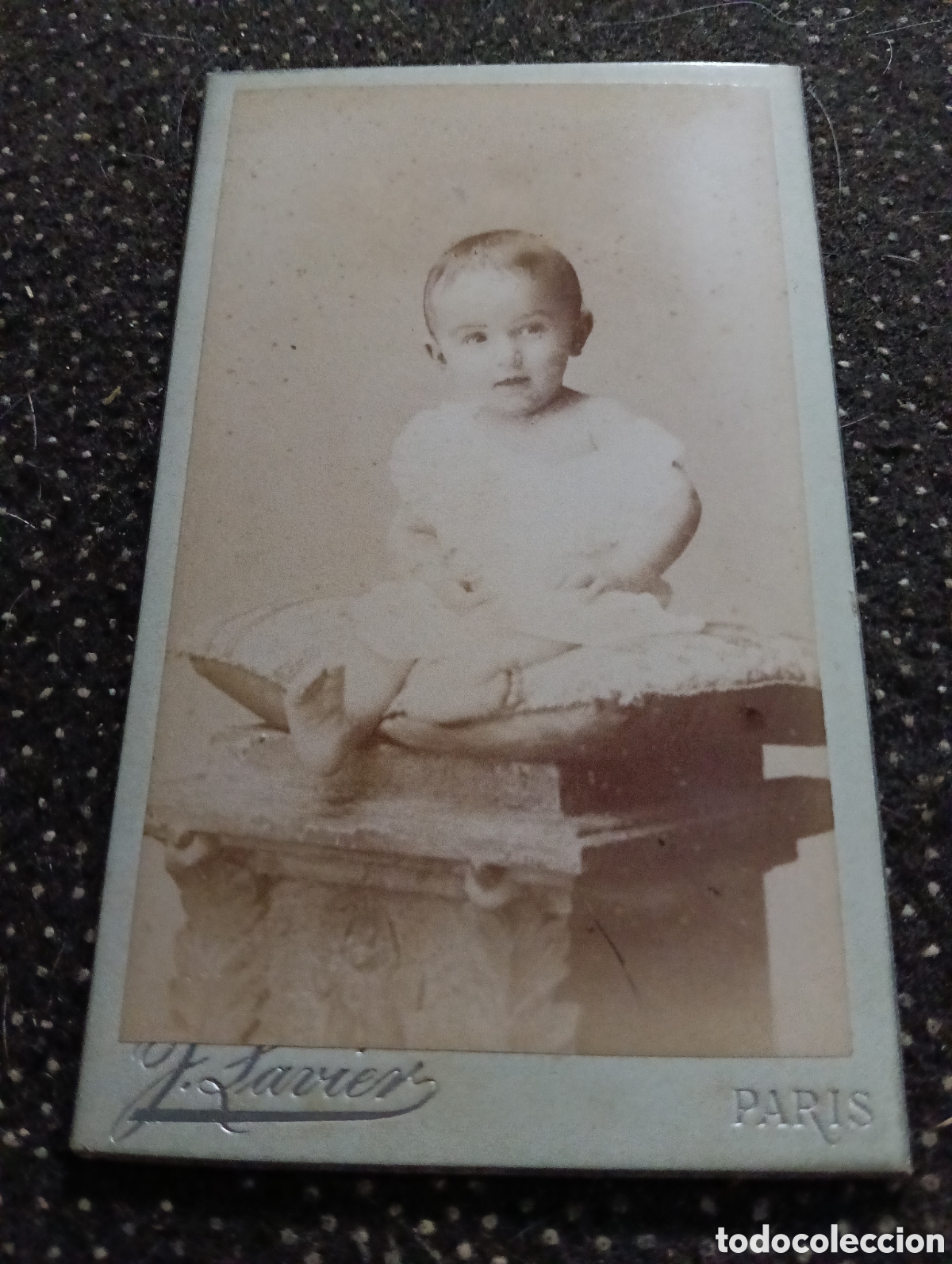 Fotograf&iacute;a antigua: 1865-1910 Fotograf&iacute;a Victoriana en cart&oacute;n de un ni&ntilde;o o una ni&ntilde;a mide 11 x 6,5 aprox.