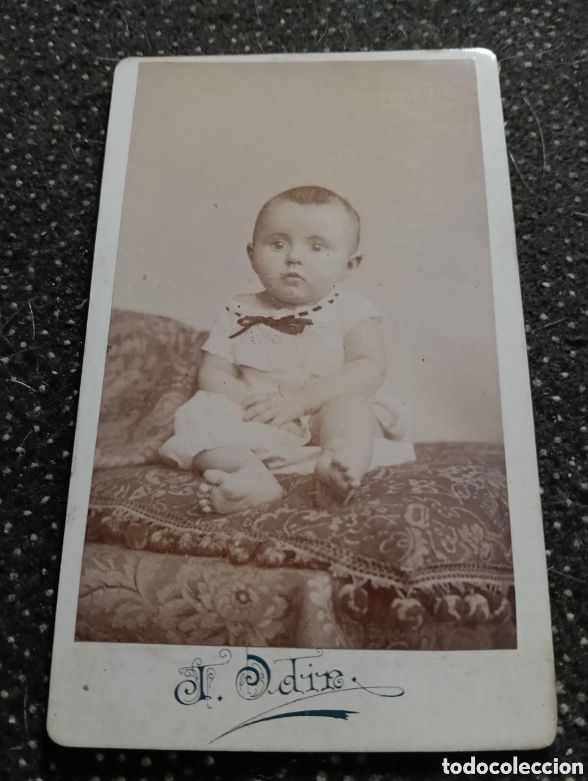 Fotograf&iacute;a antigua: 1865-1910 Fotograf&iacute;a Victoriana en cart&oacute;n de un ni&ntilde;o o una ni&ntilde;a mide 11 x 6,5 aprox.