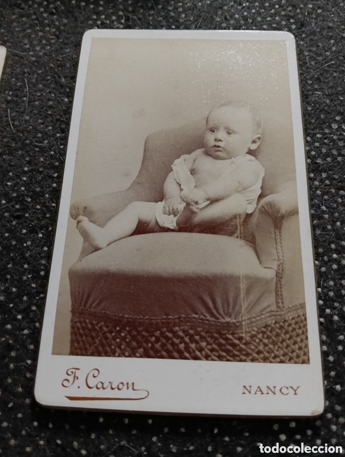 Fotograf&iacute;a antigua: 1865-1910 Fotograf&iacute;a Victoriana en cart&oacute;n de un ni&ntilde;o o una ni&ntilde;a mide 11 x 6,5 aprox.