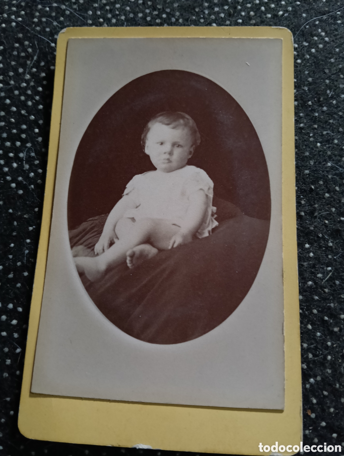 Fotograf&iacute;a antigua: 1865-1910 Fotograf&iacute;a Victoriana en cart&oacute;n de un ni&ntilde;o o una ni&ntilde;a mide 11 x 6,5 aprox.