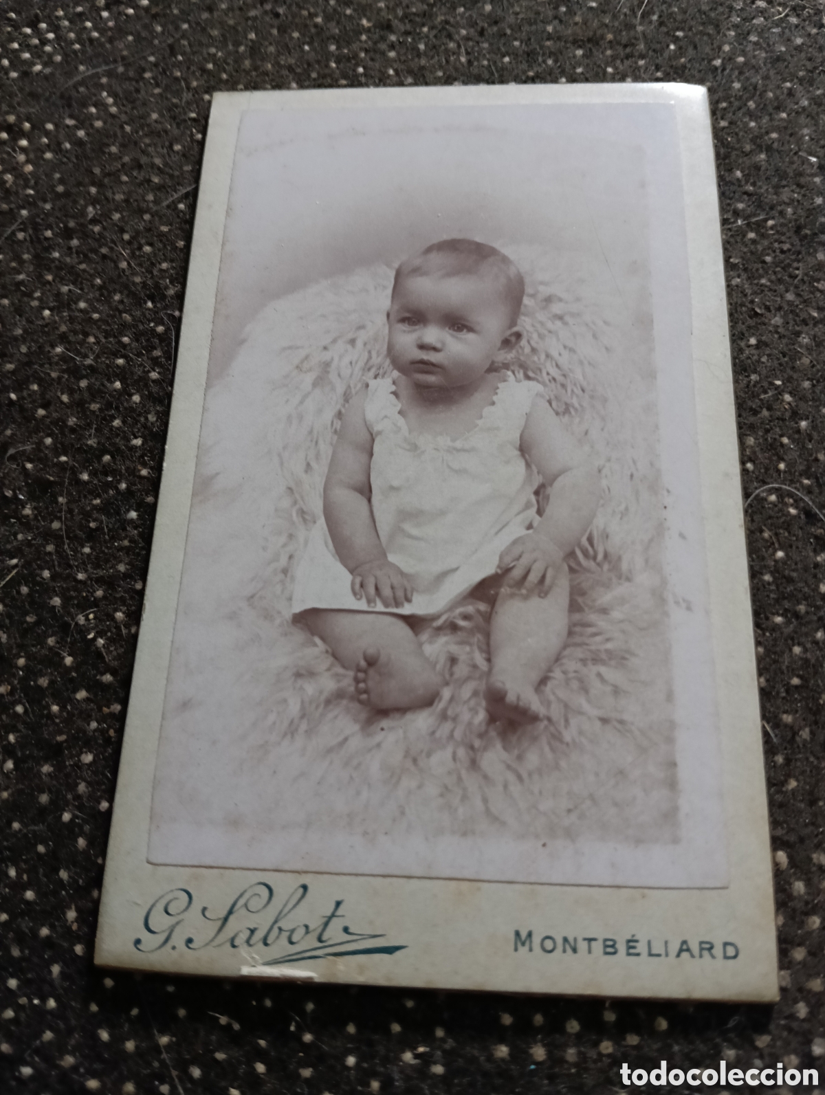 Fotograf&iacute;a antigua: 1865-1910 Fotograf&iacute;a Victoriana en cart&oacute;n de un ni&ntilde;o o una ni&ntilde;a mide 11 x 6,5 aprox.
