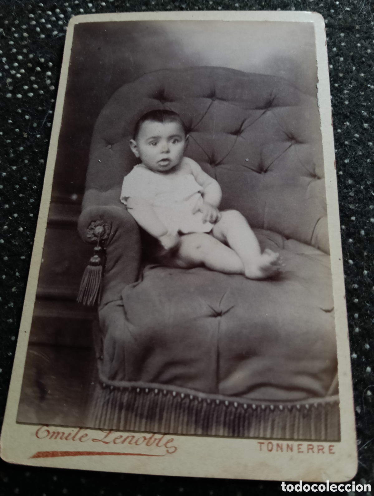 Fotograf&iacute;a antigua: 1865-1910 Fotograf&iacute;a Victoriana en cart&oacute;n de un ni&ntilde;o o una ni&ntilde;a mide 11 x 6,5 aprox.