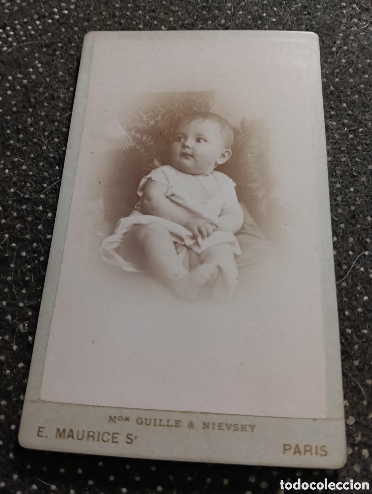 Fotograf&iacute;a antigua: 1865-1910 Fotograf&iacute;a Victoriana en cart&oacute;n de un ni&ntilde;o o una ni&ntilde;a mide 11 x 6,5 aprox.