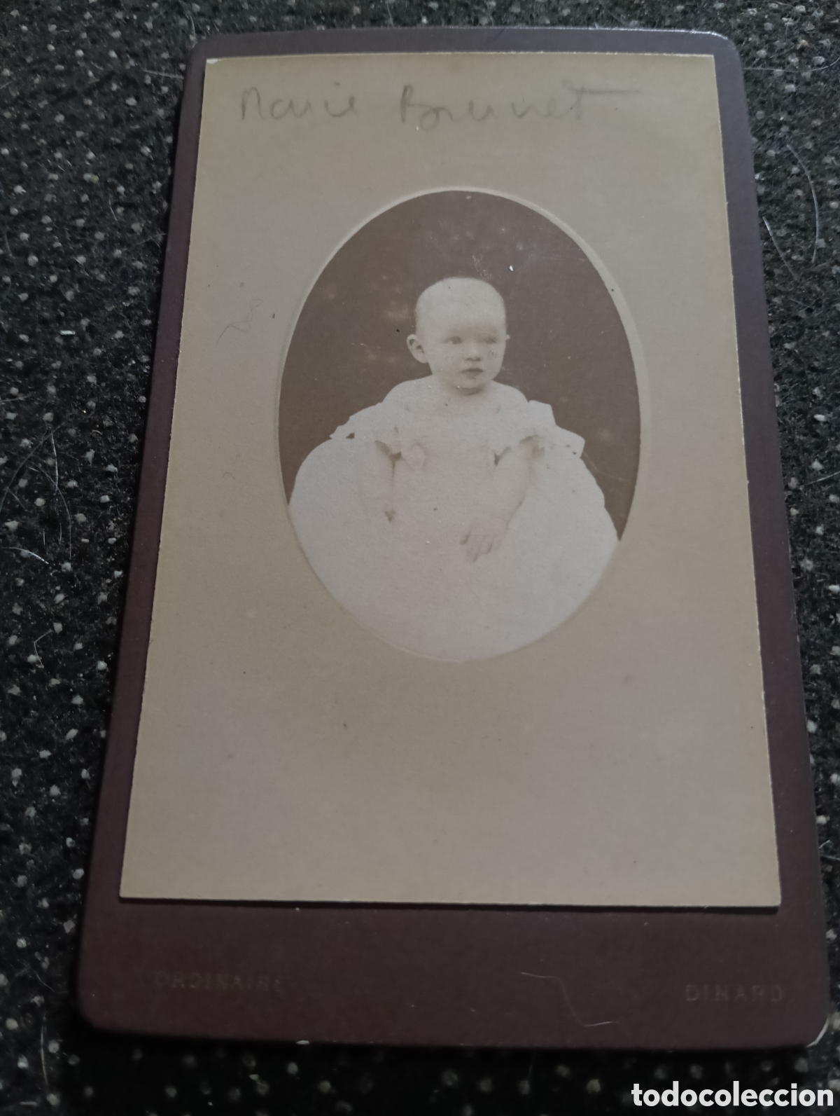 Fotograf&iacute;a antigua: 1865-1910 Fotograf&iacute;a Victoriana en cart&oacute;n de un ni&ntilde;o o una ni&ntilde;a mide 11 x 6,5 aprox.