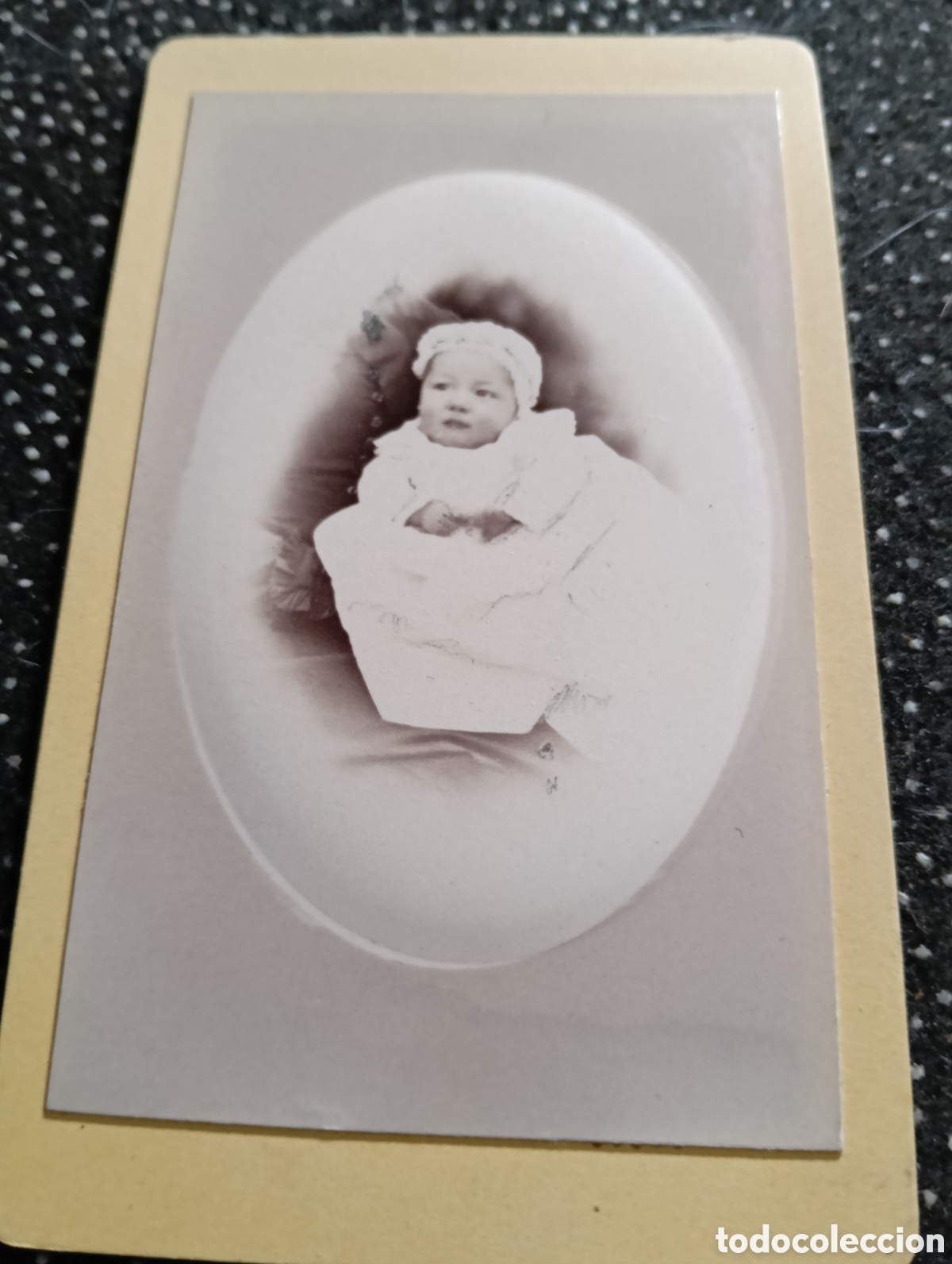 Fotograf&iacute;a antigua: 1865-1910 Fotograf&iacute;a Victoriana en cart&oacute;n de un ni&ntilde;o o una ni&ntilde;a mide 11 x 6,5 aprox.