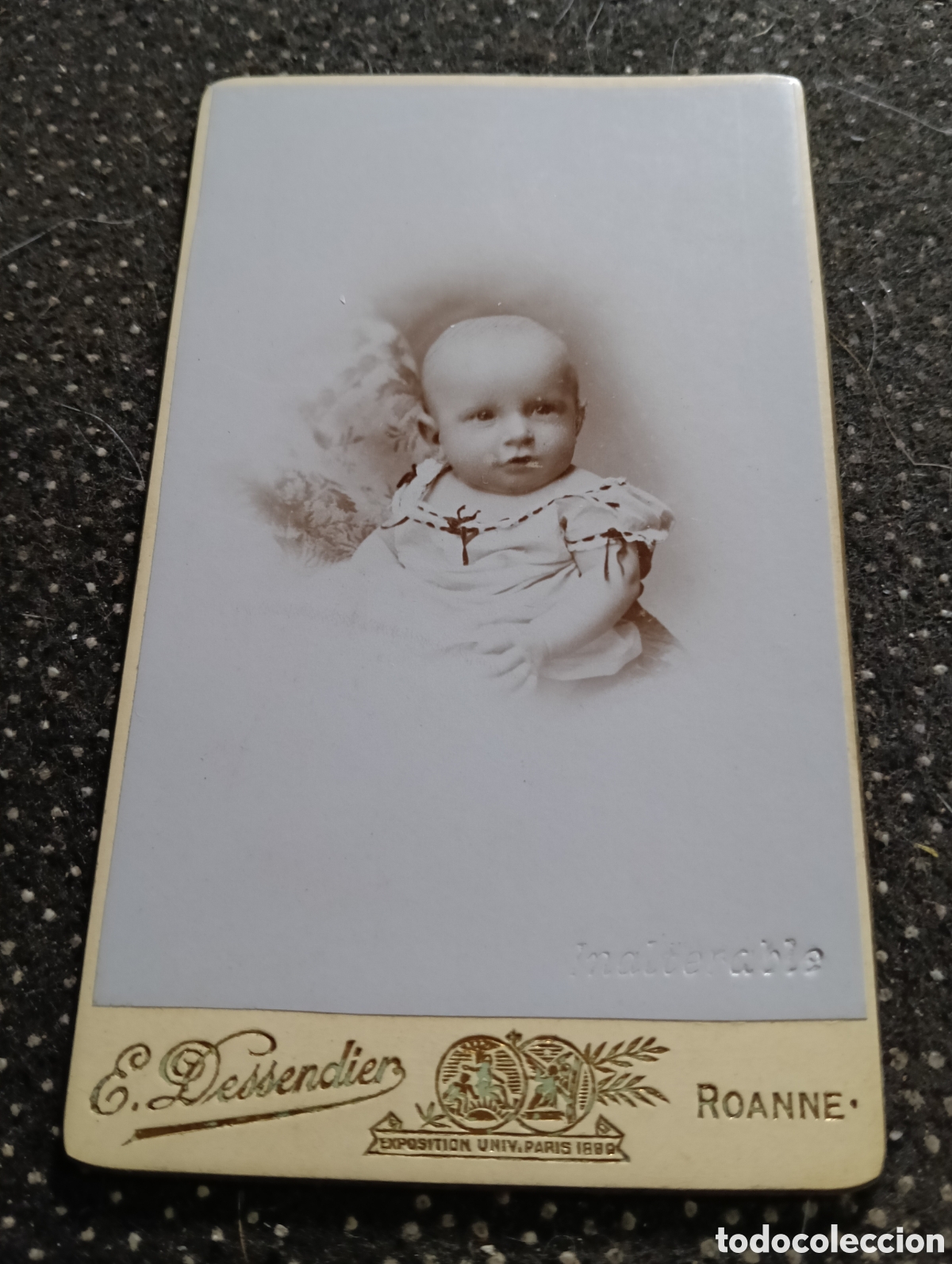 Fotograf&iacute;a antigua: 1865-1910 Fotograf&iacute;a Victoriana en cart&oacute;n de un ni&ntilde;o o una ni&ntilde;a mide 11 x 6,5 aprox.