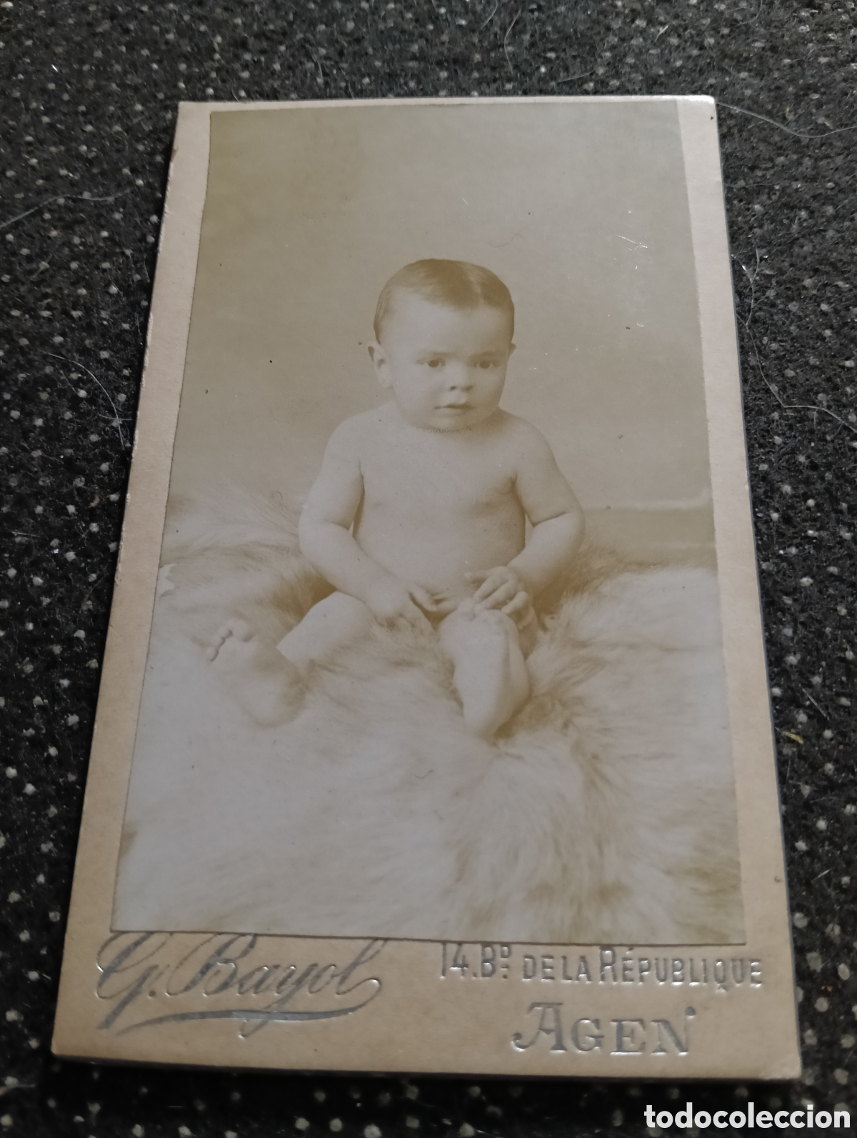 Fotograf&iacute;a antigua: 1865-1910 Fotograf&iacute;a Victoriana en cart&oacute;n de un ni&ntilde;o o una ni&ntilde;a mide 11 x 6,5 aprox.