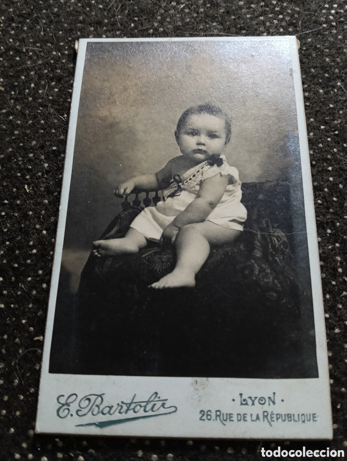 Fotograf&iacute;a antigua: 1865-1910 Fotograf&iacute;a Victoriana en cart&oacute;n de un ni&ntilde;o o una ni&ntilde;a mide 11 x 6,5 aprox.