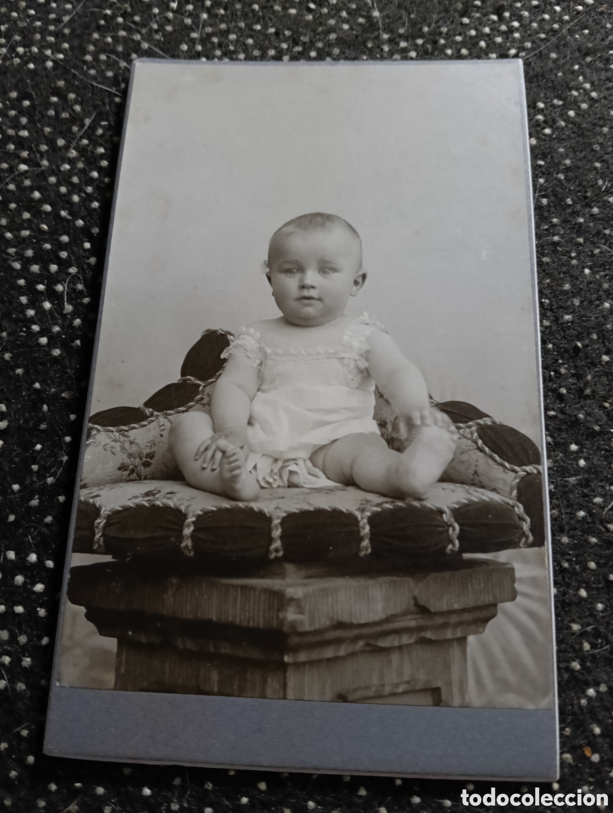Fotograf&iacute;a antigua: 1865-1910 Fotograf&iacute;a Victoriana en cart&oacute;n de un ni&ntilde;o o una ni&ntilde;a mide 11 x 6,5 aprox.