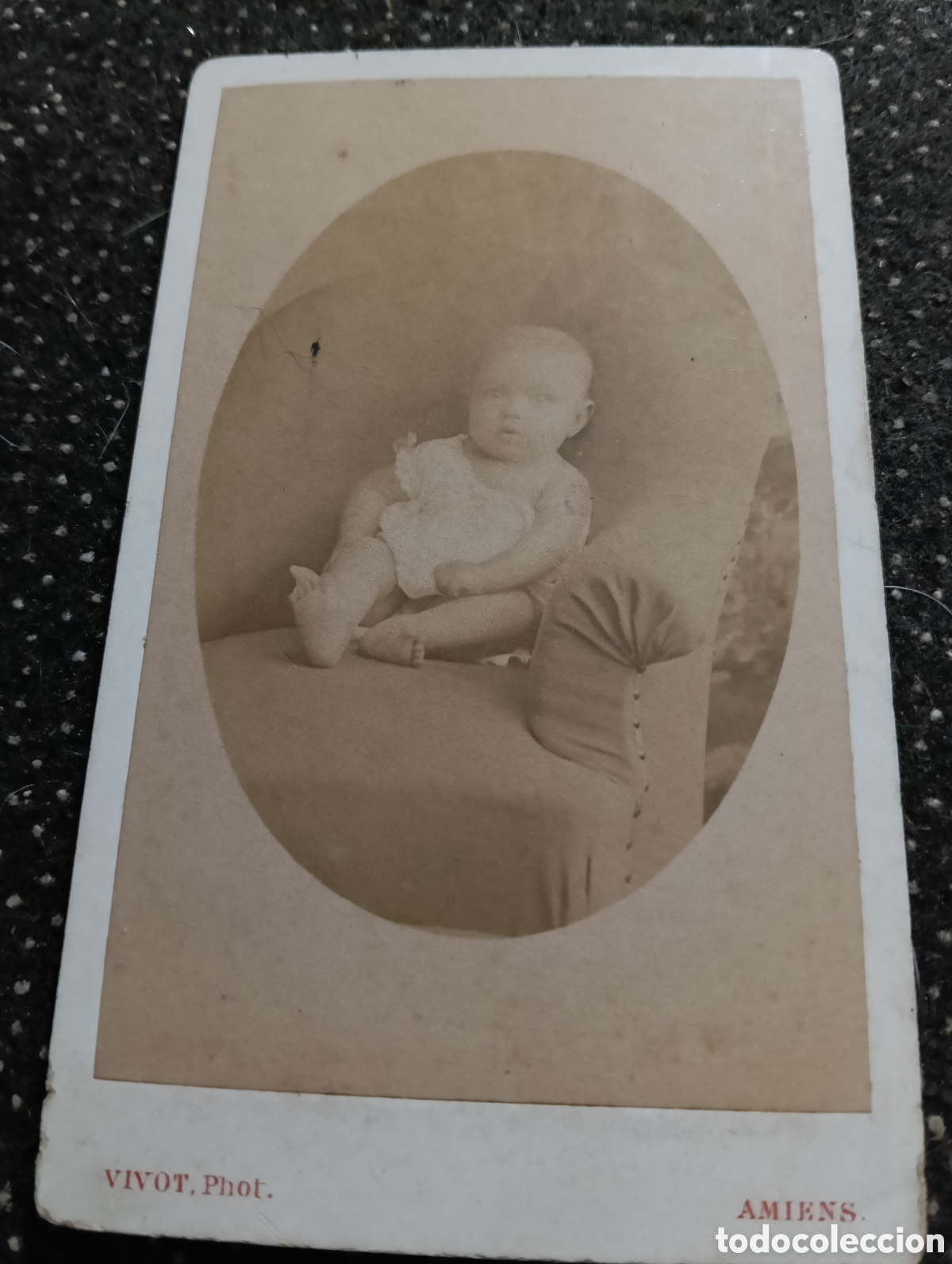 Fotograf&iacute;a antigua: 1865-1910 Fotograf&iacute;a Victoriana en cart&oacute;n de un ni&ntilde;o o una ni&ntilde;a mide 11 x 6,5 aprox.
