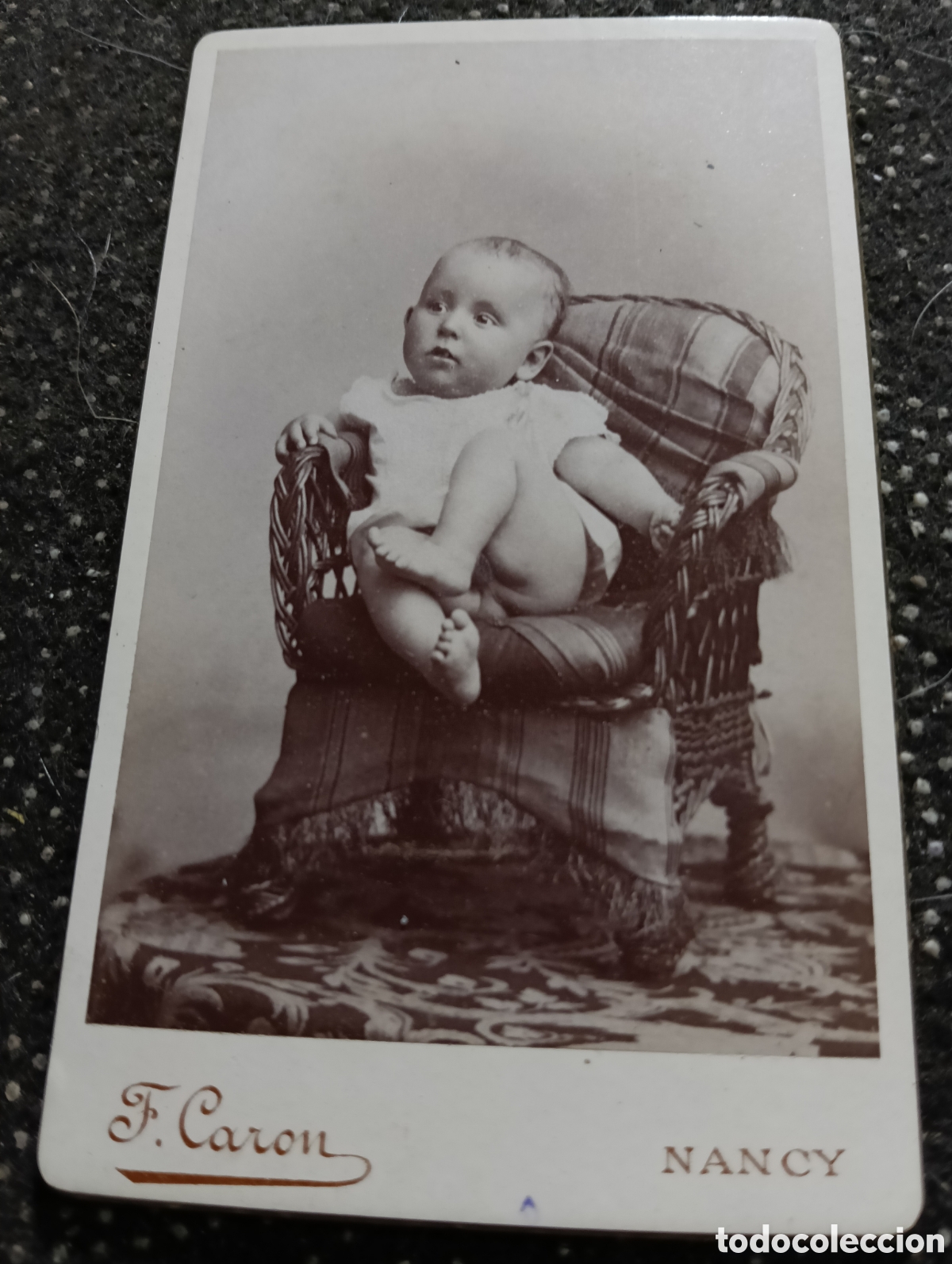 Fotograf&iacute;a antigua: 1865-1910 Fotograf&iacute;a Victoriana en cart&oacute;n de un ni&ntilde;o o una ni&ntilde;a mide 11 x 6,5 aprox.