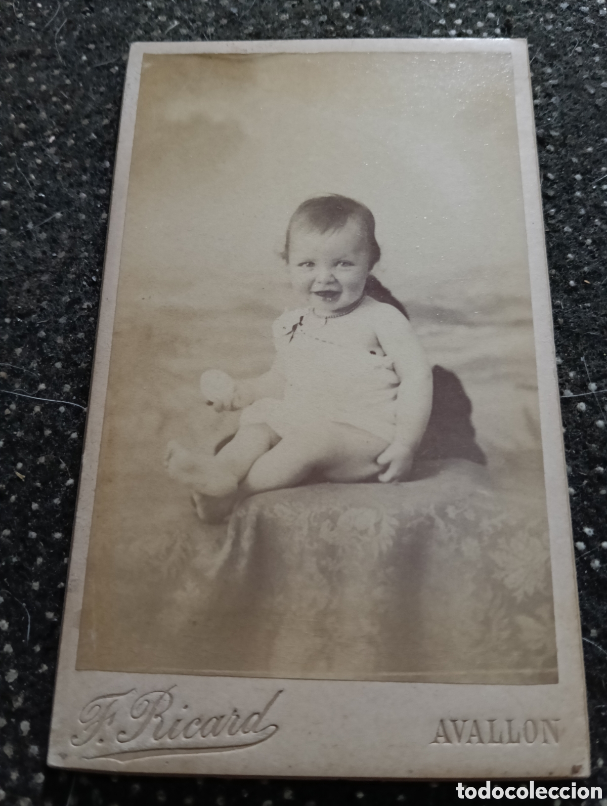 Fotograf&iacute;a antigua: 1865-1910 Fotograf&iacute;a Victoriana en cart&oacute;n de un ni&ntilde;o o una ni&ntilde;a mide 11 x 6,5 aprox.