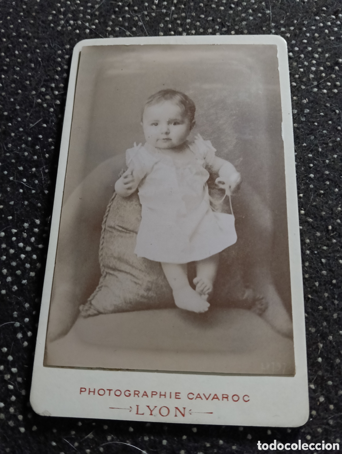 Fotograf&iacute;a antigua: 1865-1910 Fotograf&iacute;a Victoriana en cart&oacute;n de un ni&ntilde;o o una ni&ntilde;a mide 11 x 6,5 aprox.