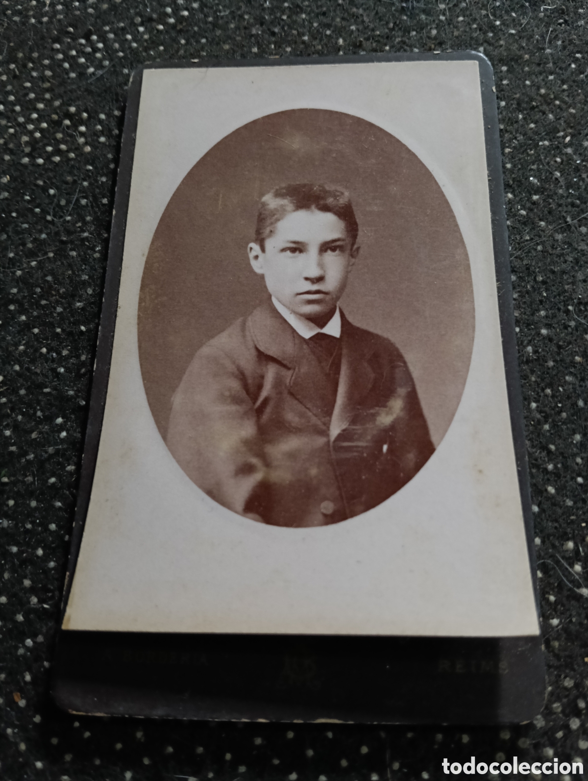 Fotograf&iacute;a antigua: 1865-1910 Fotograf&iacute;a Victoriana en cart&oacute;n de un ni&ntilde;o o una ni&ntilde;a mide 11 x 6,5 aprox.