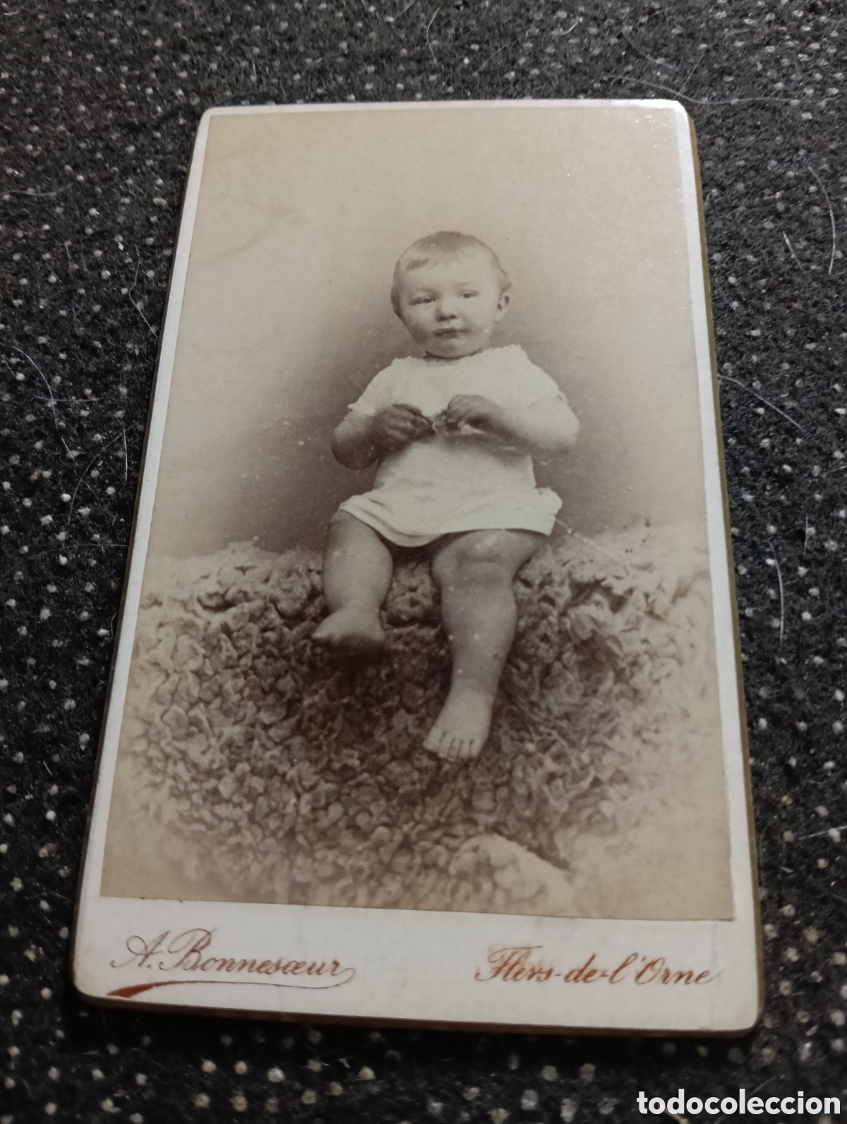 Fotograf&iacute;a antigua: 1865-1910 Fotograf&iacute;a Victoriana en cart&oacute;n de un ni&ntilde;o o una ni&ntilde;a mide 11 x 6,5 aprox.