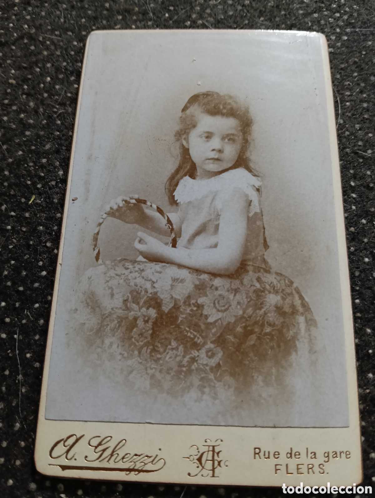 Fotograf&iacute;a antigua: 1865-1910 Fotograf&iacute;a Victoriana en cart&oacute;n de un ni&ntilde;o o una ni&ntilde;a mide 11 x 6,5 aprox.