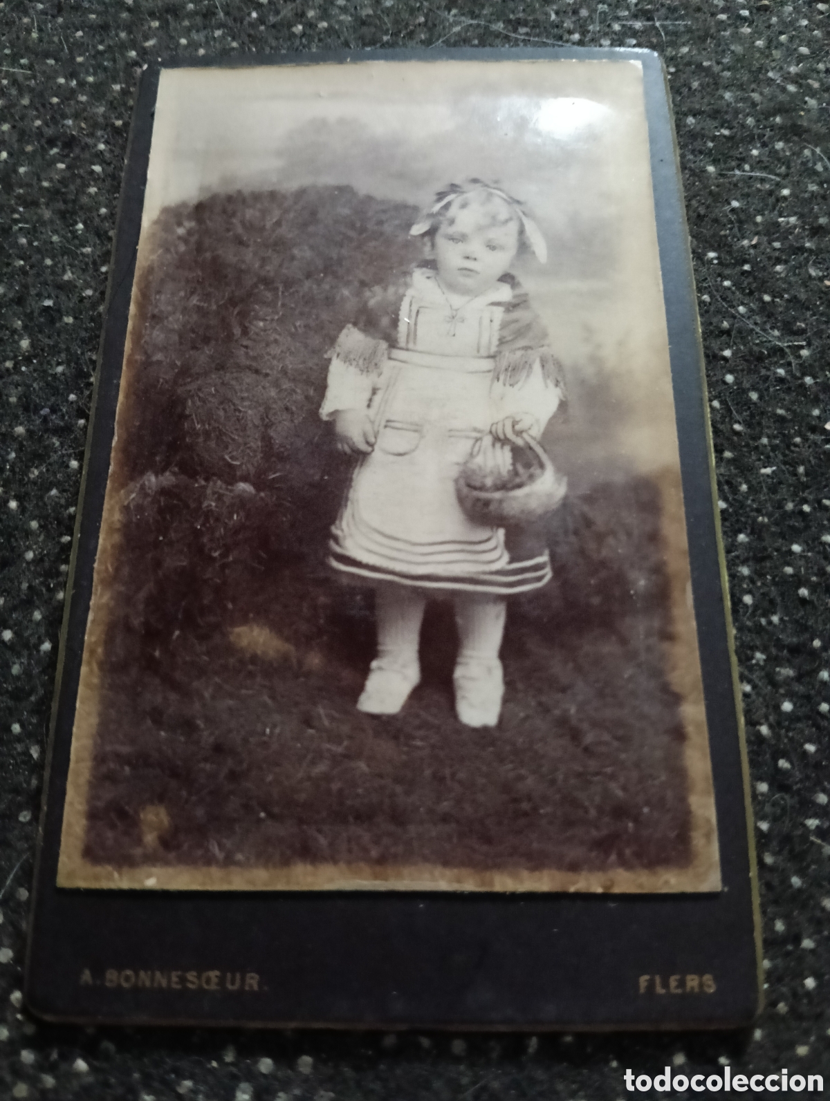 Fotograf&iacute;a antigua: 1865-1910 Fotograf&iacute;a Victoriana en cart&oacute;n de un ni&ntilde;o o una ni&ntilde;a mide 11 x 6,5 aprox.