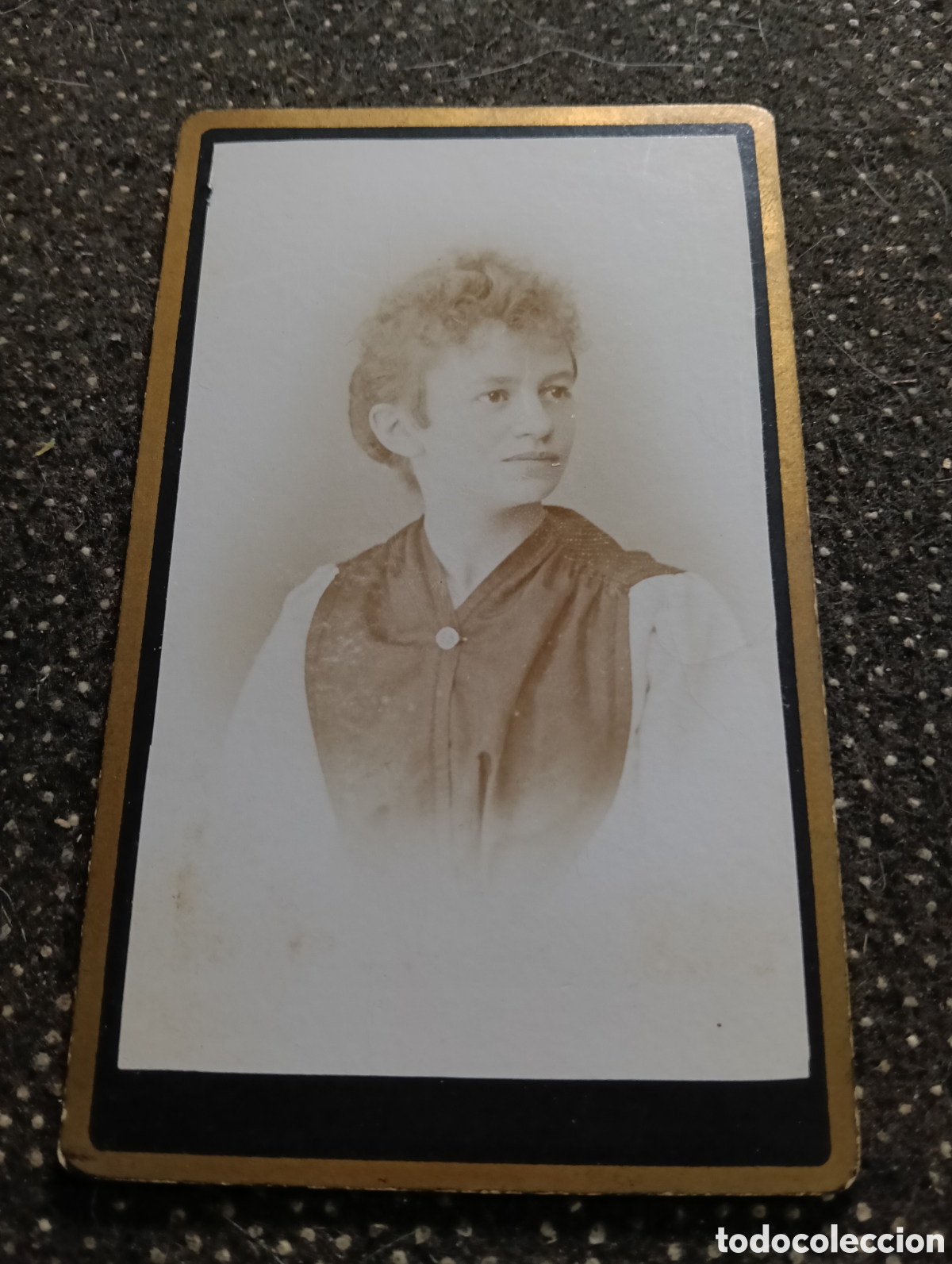 Fotograf&iacute;a antigua: 1865-1910 Fotograf&iacute;a Victoriana en cart&oacute;n de un ni&ntilde;o o una ni&ntilde;a mide 11 x 6,5 aprox.