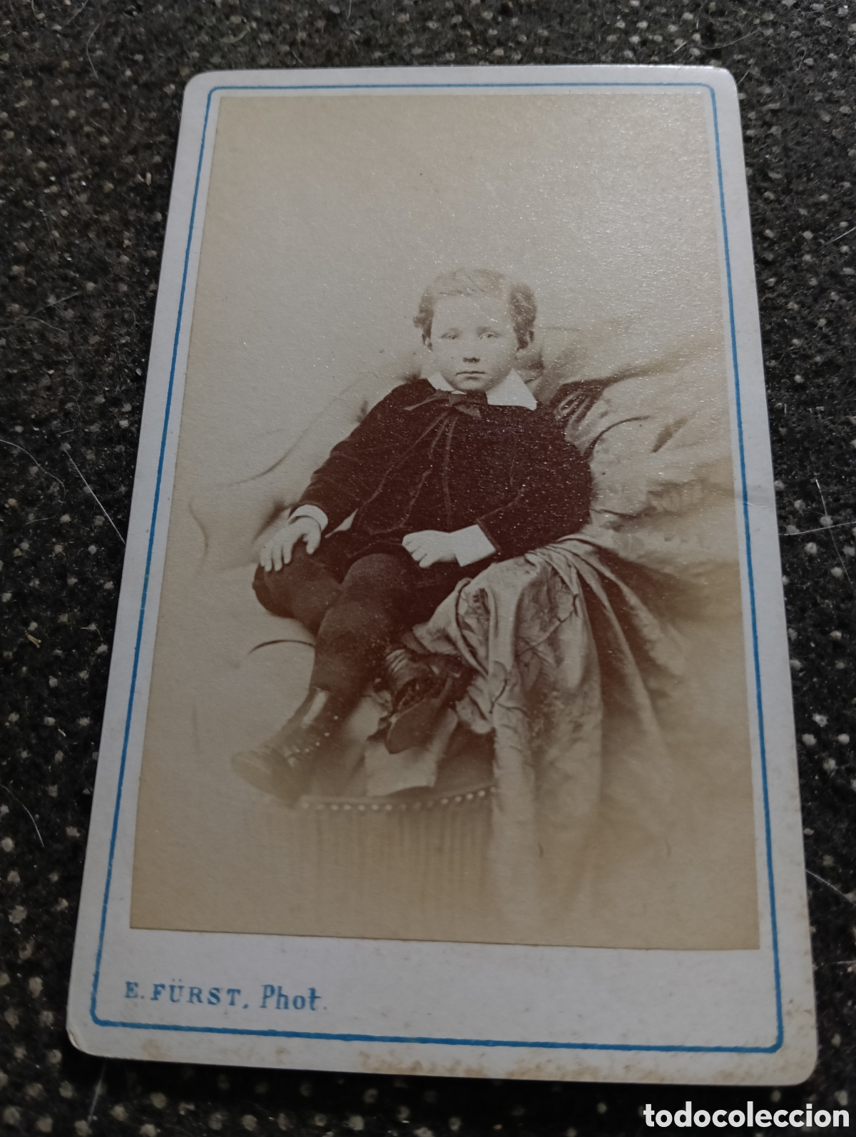 Fotograf&iacute;a antigua: 1865-1910 Fotograf&iacute;a Victoriana en cart&oacute;n de un ni&ntilde;o o una ni&ntilde;a mide 11 x 6,5 aprox.