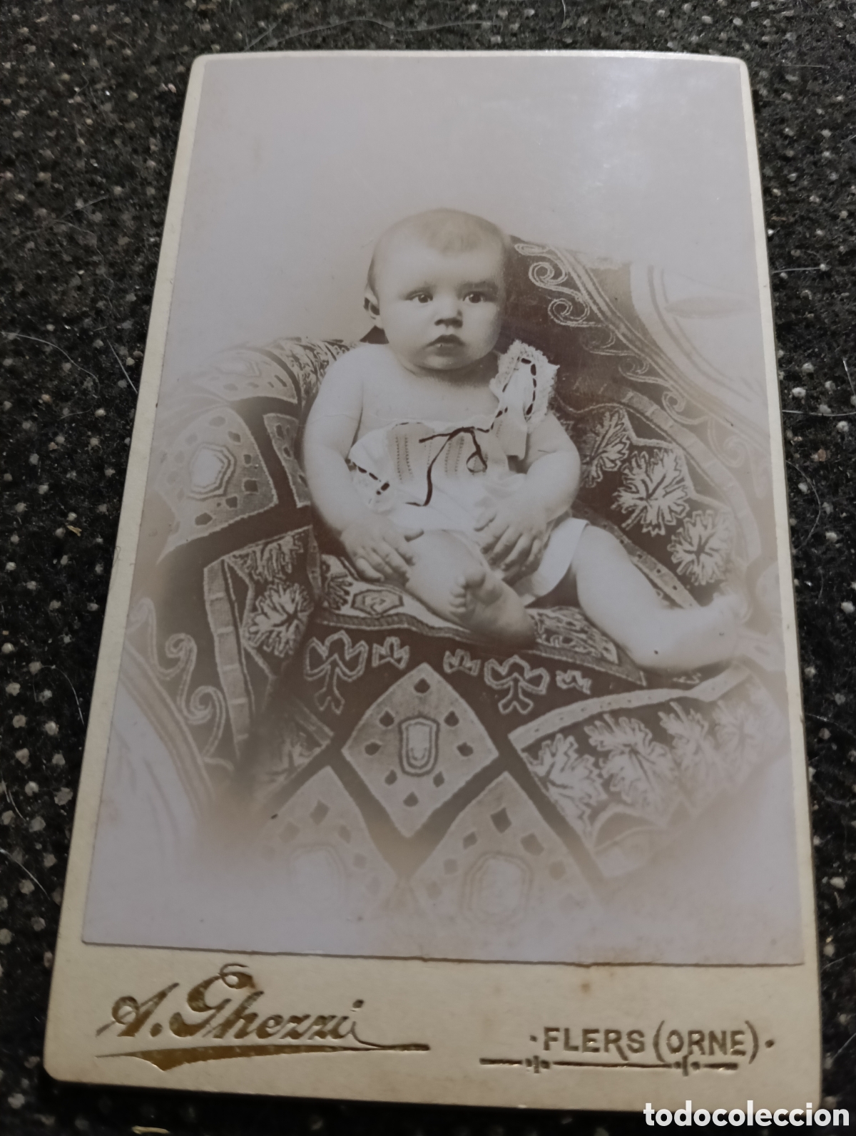 Fotograf&iacute;a antigua: 1865-1910 Fotograf&iacute;a Victoriana en cart&oacute;n de un ni&ntilde;o o una ni&ntilde;a mide 11 x 6,5 aprox.