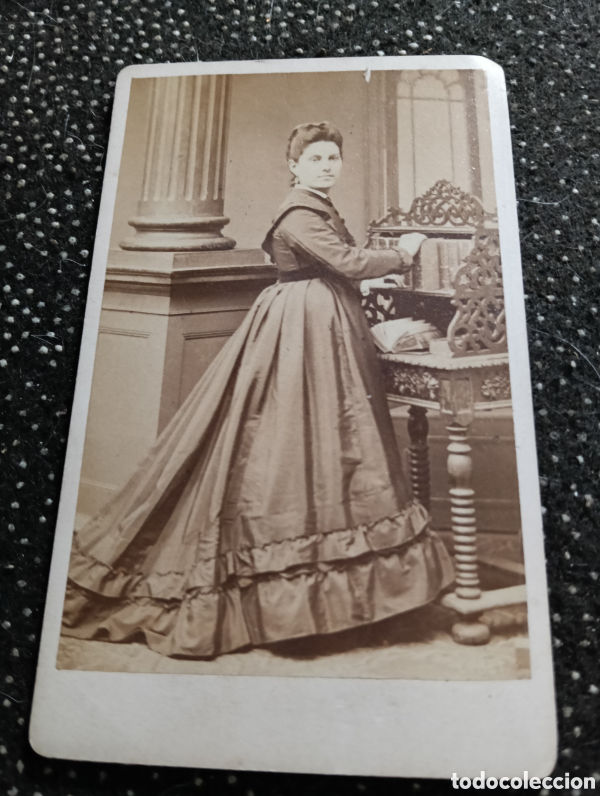 Fotograf&iacute;a antigua: 1865-1910 Fotograf&iacute;a Victoriana en cart&oacute;n de una se&ntilde;ora de la &eacute;poca mide 11 x 6,5 aprox.
