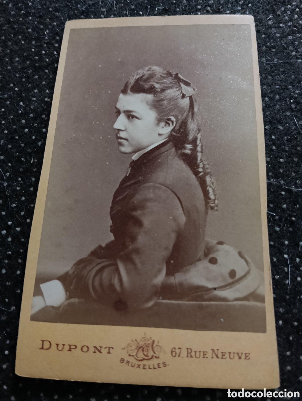Fotograf&iacute;a antigua: 1865-1910 Fotograf&iacute;a Victoriana en cart&oacute;n de una se&ntilde;ora de la &eacute;poca mide 11 x 6,5 aprox.