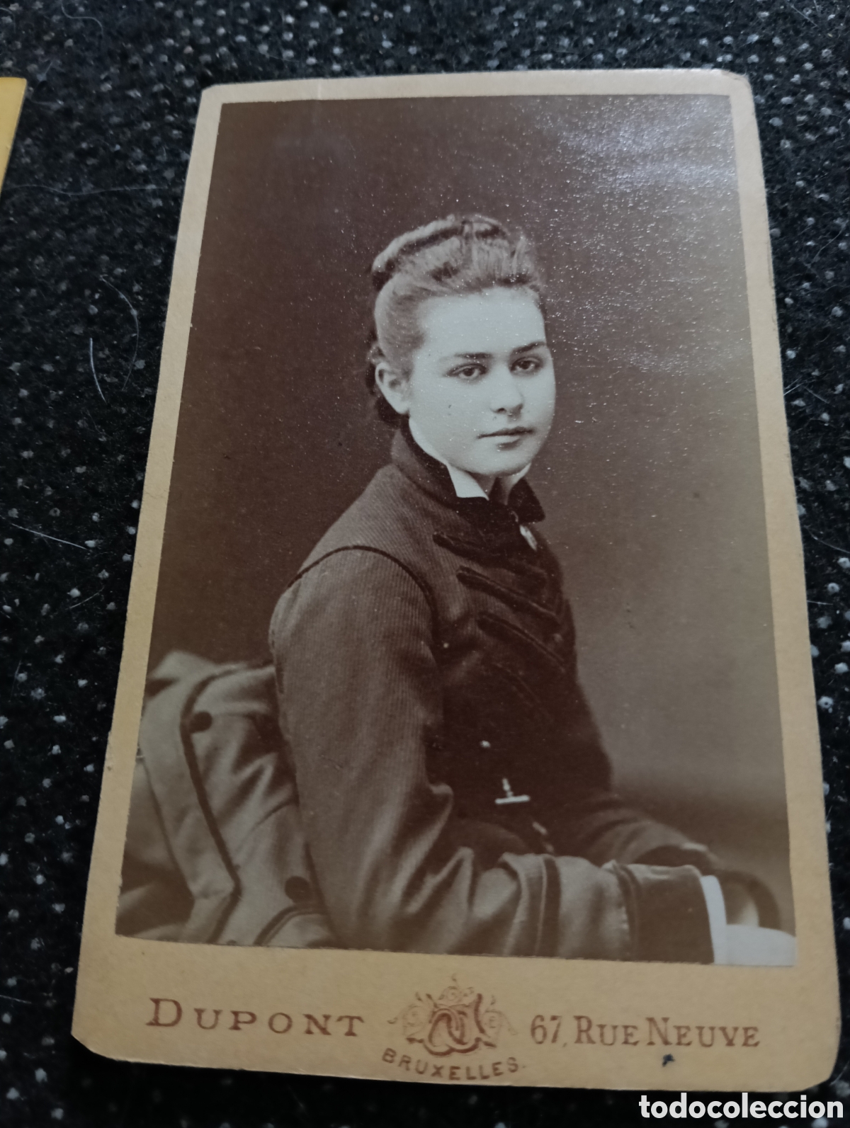 Fotograf&iacute;a antigua: 1865-1910 Fotograf&iacute;a Victoriana en cart&oacute;n de una se&ntilde;ora de la &eacute;poca mide 11 x 6,5 aprox.