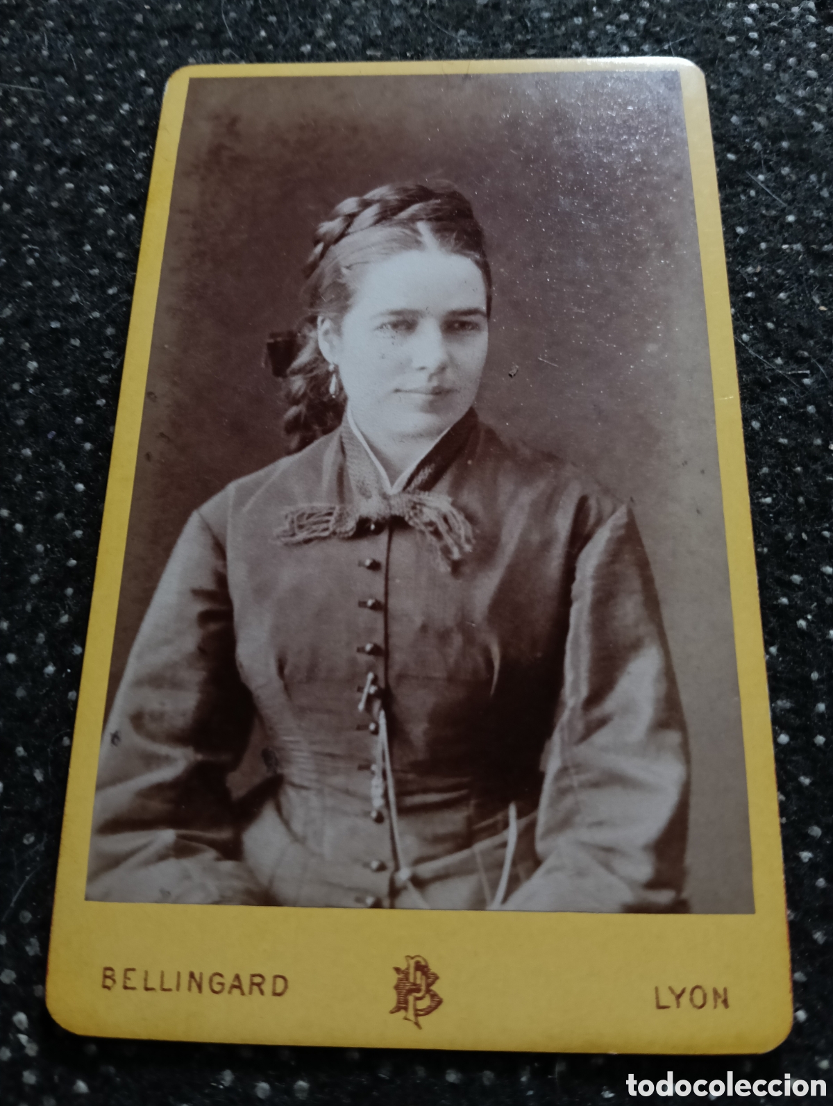 Fotograf&iacute;a antigua: 1865-1910 Fotograf&iacute;a Victoriana en cart&oacute;n de una se&ntilde;ora de la &eacute;poca mide 11 x 6,5 aprox.