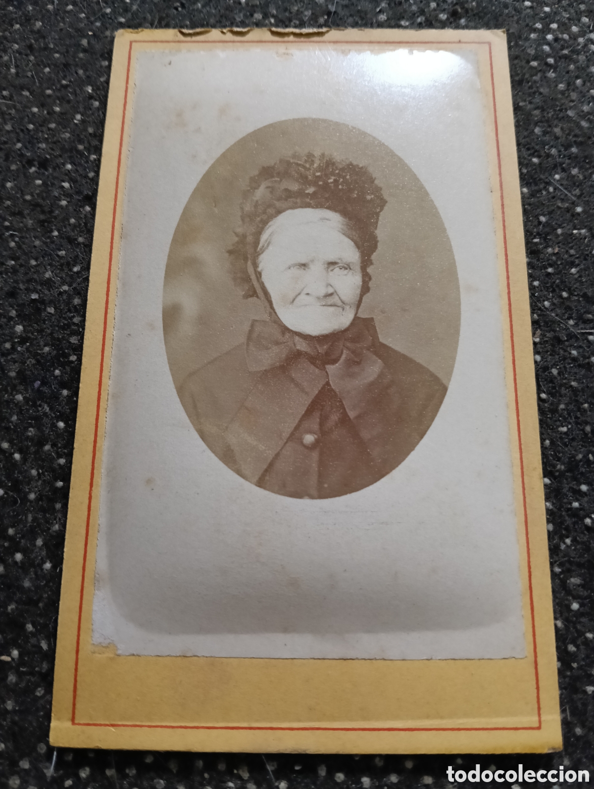 Fotograf&iacute;a antigua: 1865-1910 Fotograf&iacute;a Victoriana en cart&oacute;n de una se&ntilde;ora de la &eacute;poca mide 11 x 6,5 aprox.