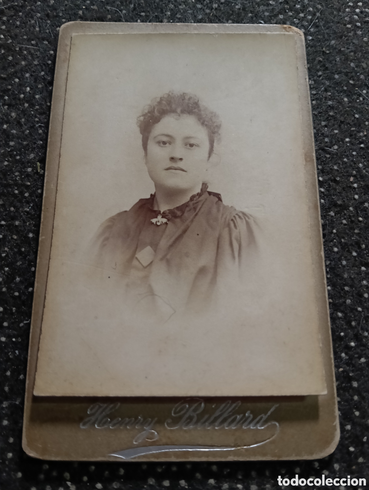 Fotograf&iacute;a antigua: 1865-1910 Fotograf&iacute;a Victoriana en cart&oacute;n de una se&ntilde;ora de la &eacute;poca mide 11 x 6,5 aprox.