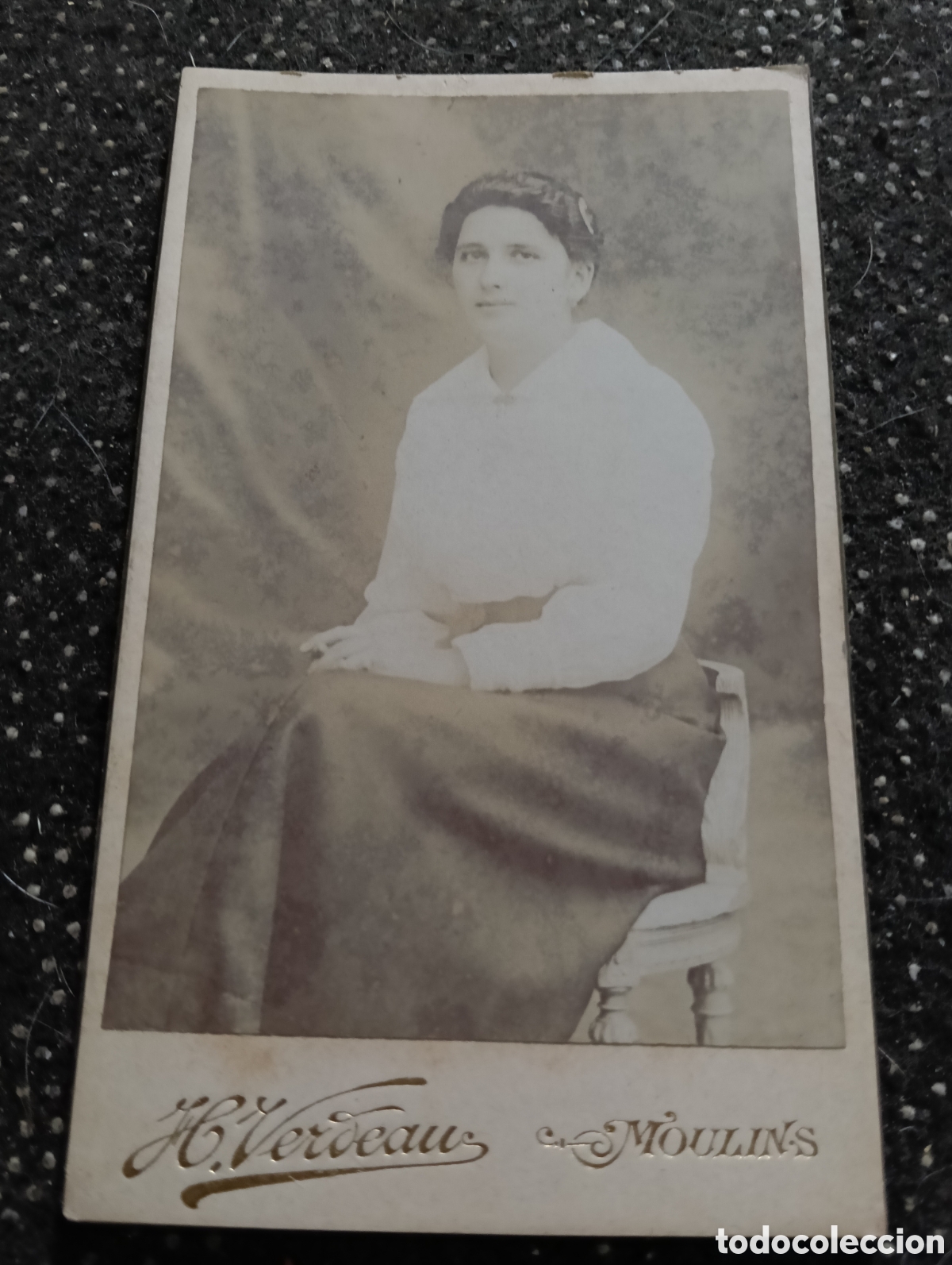 Fotograf&iacute;a antigua: 1865-1910 Fotograf&iacute;a Victoriana en cart&oacute;n de una se&ntilde;ora de la &eacute;poca mide 11 x 6,5 aprox.